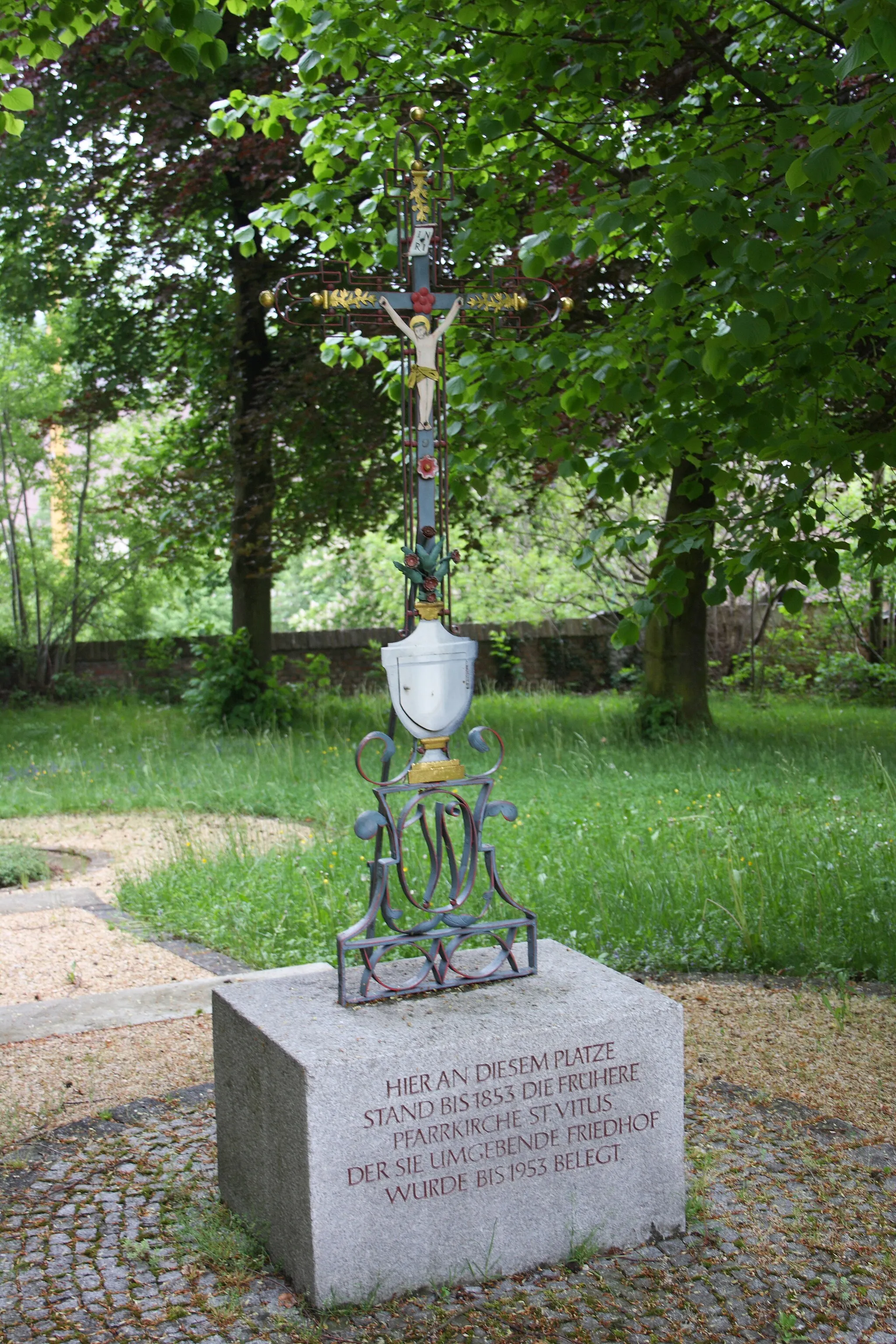 Photo showing: Kreuz und Tfel zur Erinnerung an die ehemalige Kirche in Glött im Landkreis Dillingen an der Donau (Bayern)