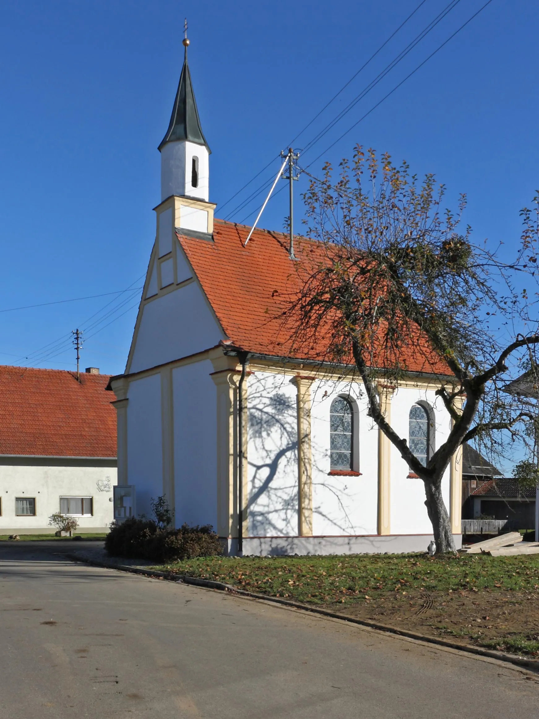 Photo showing: Kath. Kapelle Pauli Bekehrung in Hohenreuten; Ansicht von Südwesten nach Aussenrenovierung 2015