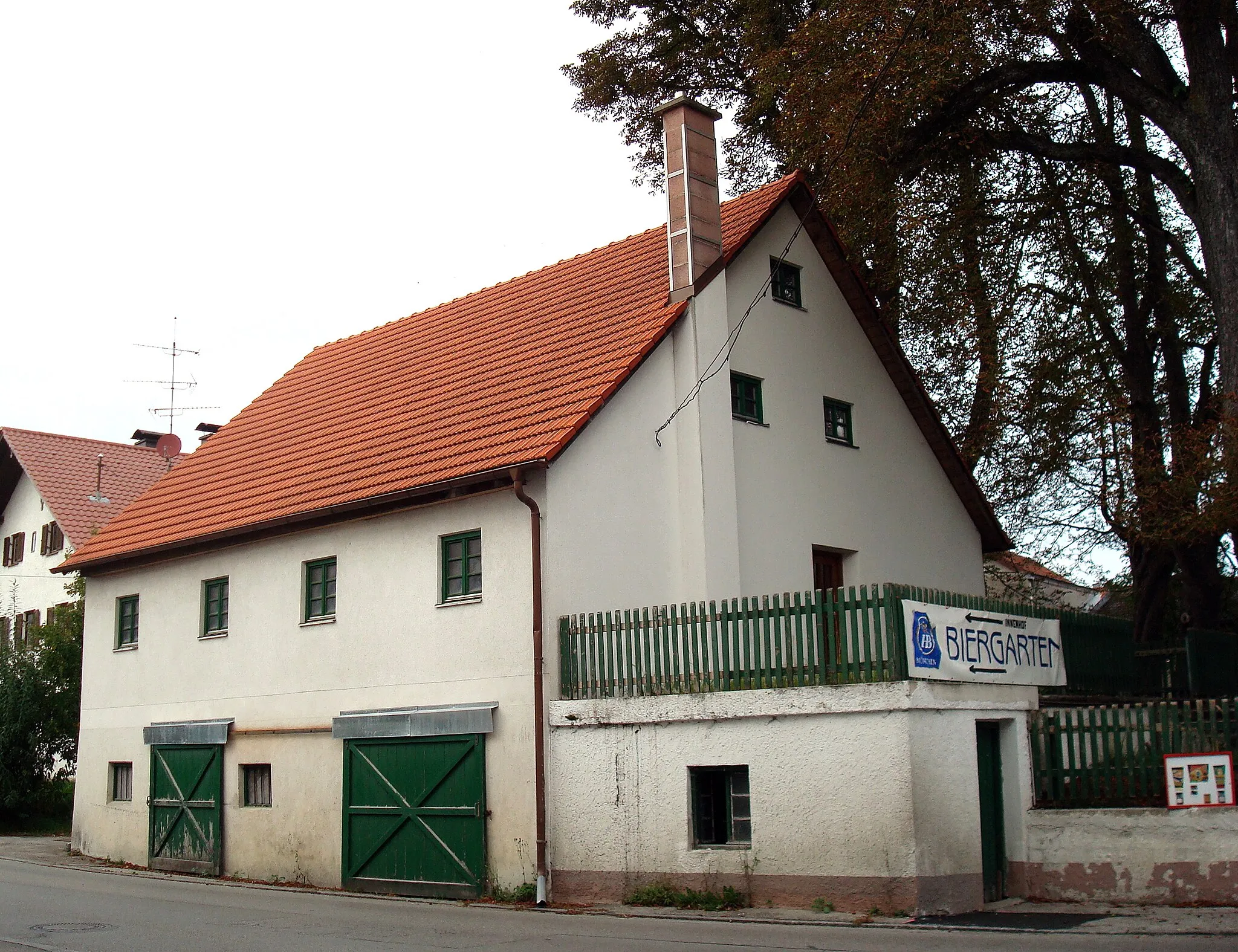 Photo showing: Gauting, Ortsteil Unterbrunn, Hauptstraße 14. Gasthof Böck, ehem. Bierkeller, kleiner massiver Satteldachbau, erbaut um die Mitte des 19. Jahrhunderts.