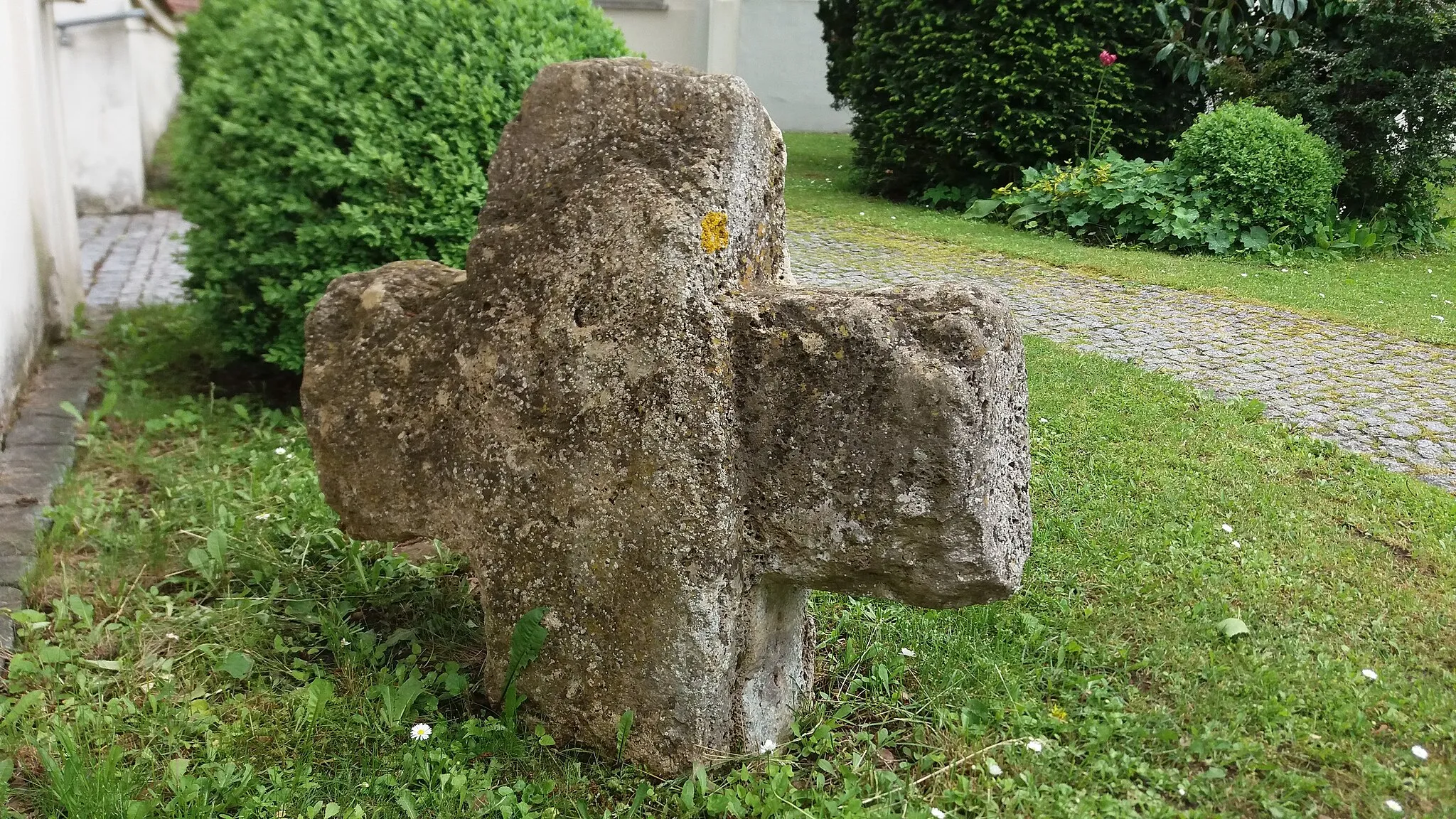 Photo showing: Spätmittelalterliches Steinkreuz, Baudenkmal in Nersingen, Ortsteil Straß, Landkreis Neu-Ulm; Rückseite