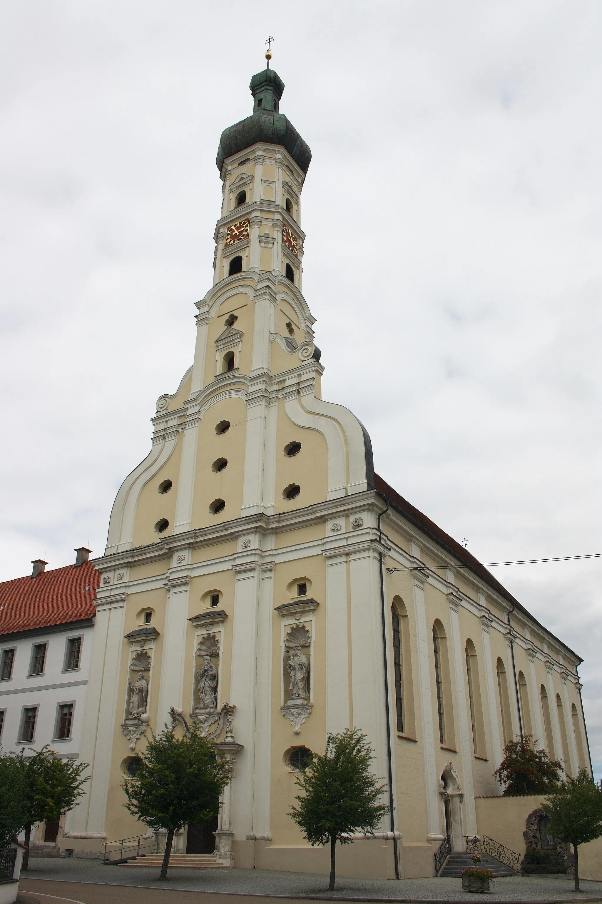 Photo showing: Katholische Pfarrkirche Mariä Himmelfahrt, ehemalige Dominikanerkirche, in Obermedlingen, einem Ortsteil von Medlingen im Landkreis Dillingen an der Donau (Bayern), Ansicht von Südwesten