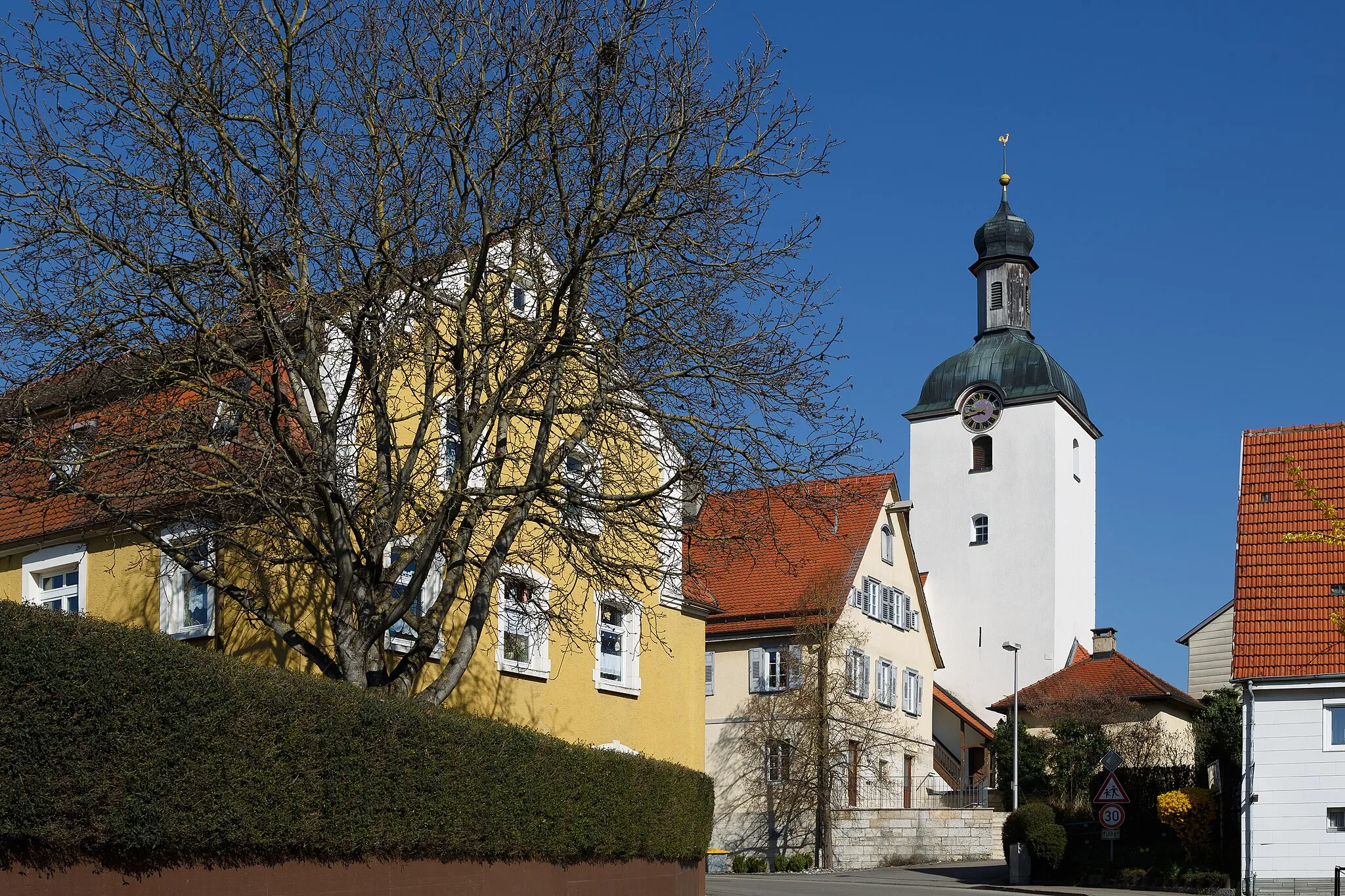 Photo showing: Bolheim, Baden-Württemberg, Germany: Protestant Church with Vicariate  and (the yellow building at the very left side) the former local brewery.