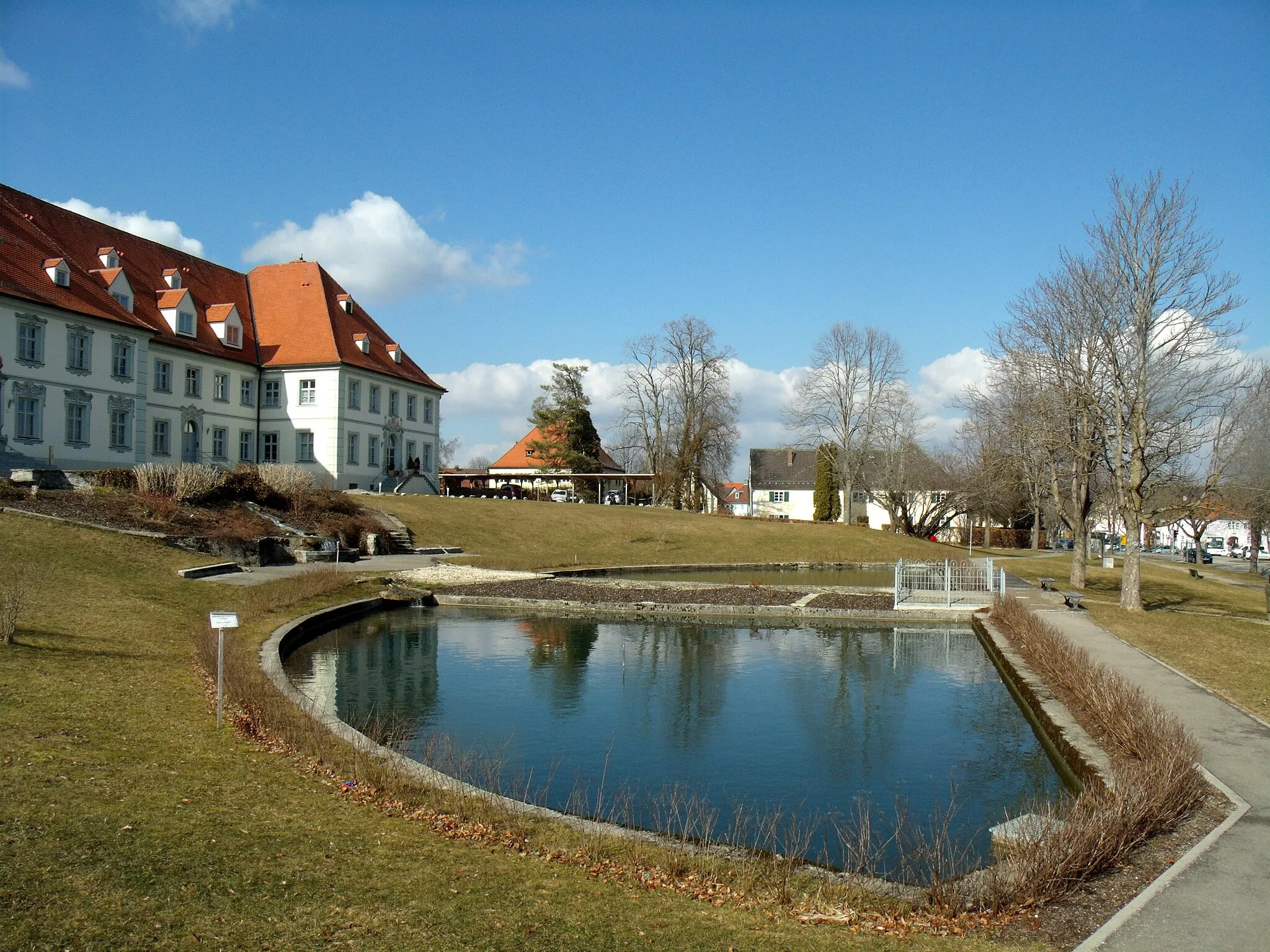 Photo showing: Vor dem Ämtergebäude