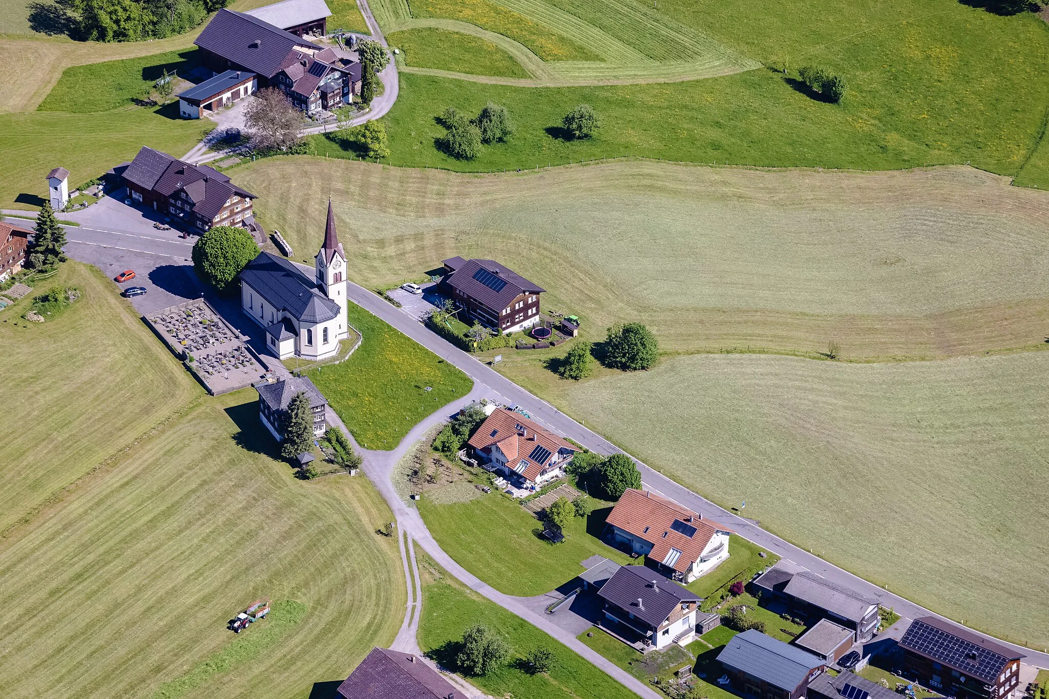 Photo showing: Luftbild der Expositurkirche hl. Herz Jesu und Mariä von Müselbach (Alberschwende), dem dazugehörenden Friedhof und der näheren Umgebung.