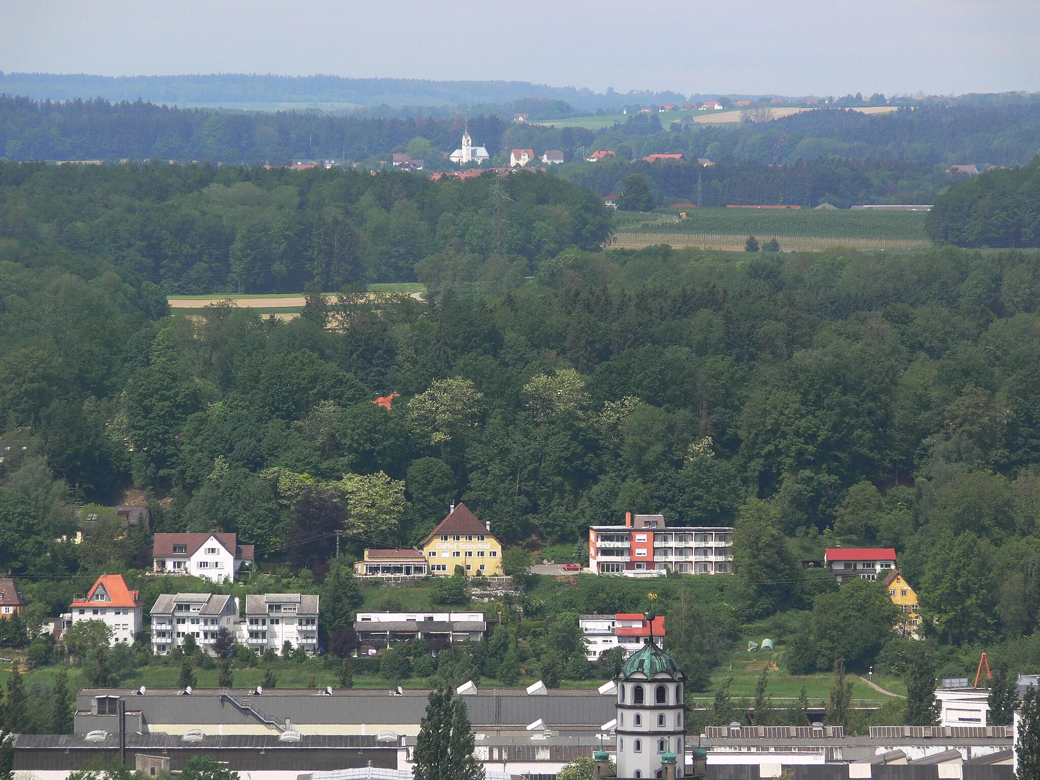 Photo showing: Ravensburg; Blick von der Schlierer Straße über die Altstadt hinweg (unten noch die Spitze des Blaserturms) auf die gegenüberliegende Westseite des Schussentals: Sennerbad (mit Hotel) und am Bildrand ganz oben die Ortschaft Schmalegg