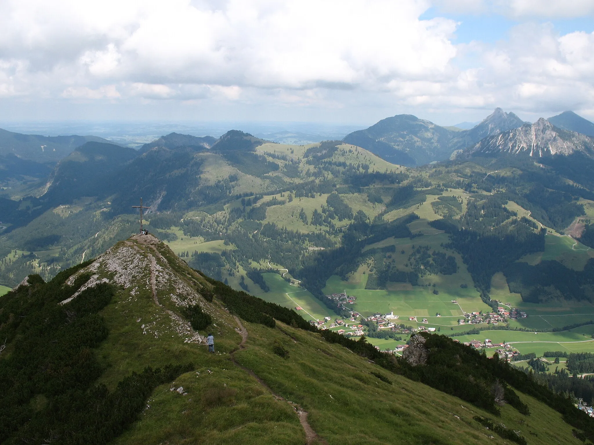 Photo showing: Blick auf die Kühgundspitze (1852 m) über dem Tannheimer Tal, im Hintergrund die Tannheimer Berge.