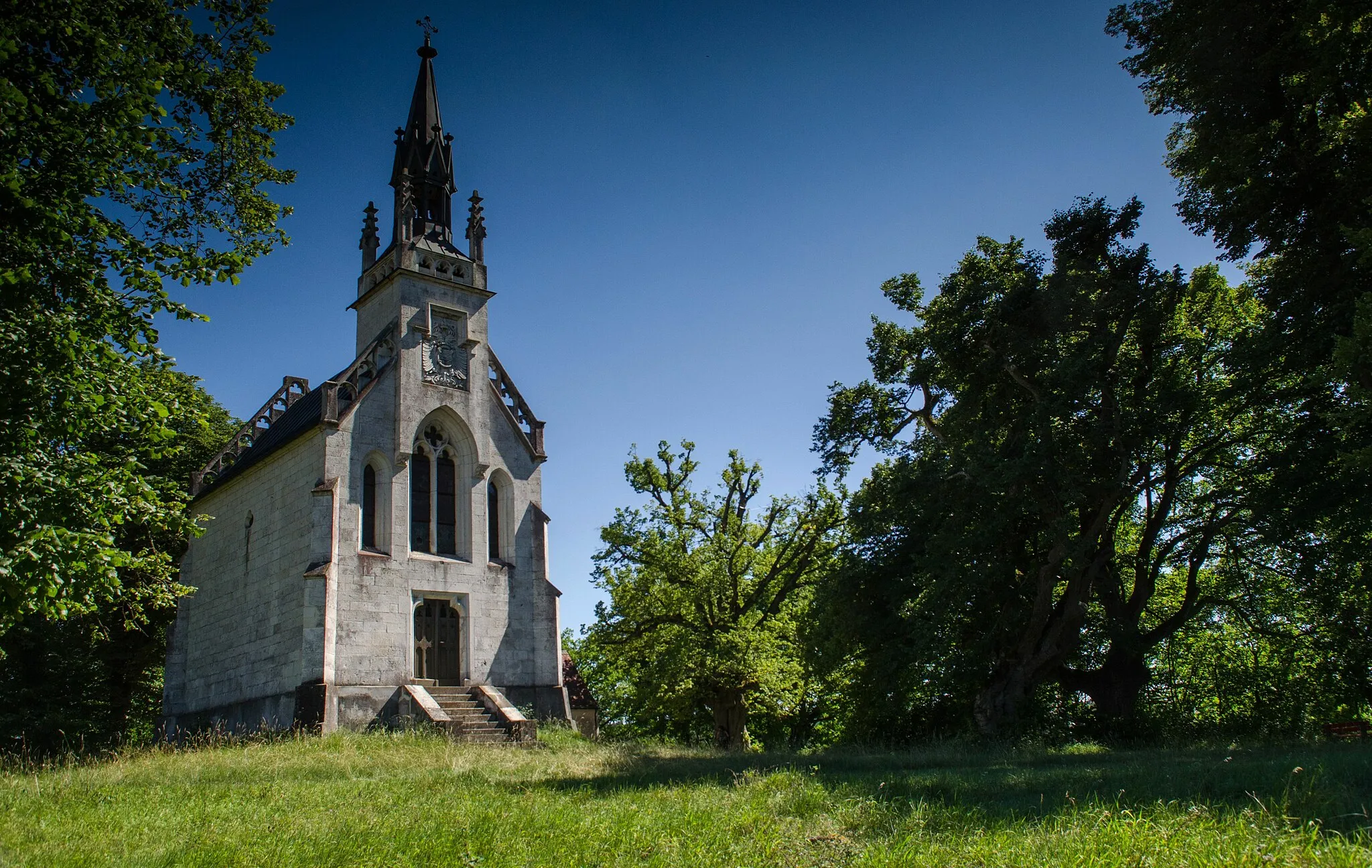 Photo showing: Auf dem Berg befindet sich die unter der Leitung von Professor von Ludwig Foltz aus München 1852/55 erbaute Gruftkapelle der adeligen Familien von Arco und Moy. Am 28. März 1855 wurde die am 23. Juni 1848 tödlich verunglückte bayerische Kurfürstin Maria Leopoldine, Erzherzogin von Österreich-Este und Gräfin von Arco, von der Pfarrkirche St. Michael in eine der 30 Gruftzellen der neugotischen Kapelle mit Fialentürmchen umgebettet; auch ihr zweiter Ehemann, Graf Ludwig von Arco, wurde hier bestattet.[10] Weil der Antoniberg der Lieblingsplatz von Maria Leopoldine war, hatte der aus zweiter Ehe mit Graf Ludwig von Arco stammende Sohn Aloys für die Bestattung seiner Mutter die Gruftkapelle errichten lassen.[11] auszug aus wikipedia