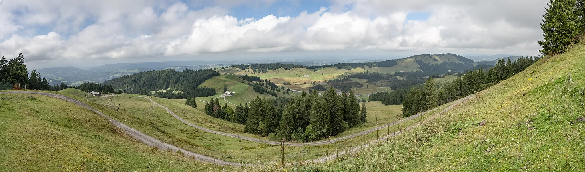 Photo showing: Panorama von unterhalb des Gipfels des Hohen Häderich nach Norden