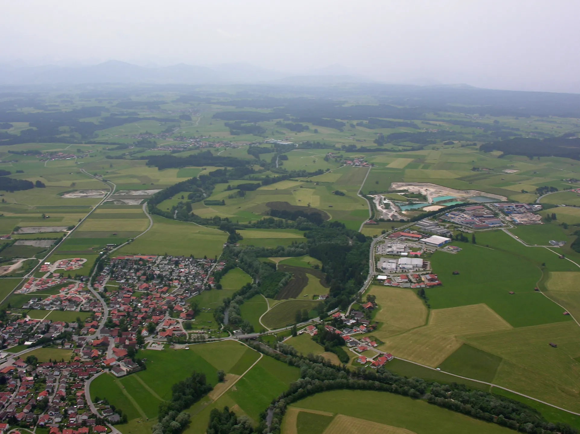 Photo showing: Allgäu Landscape and agriculture with river Wertach near Thalhofen and Leuterschach, Alps from far.