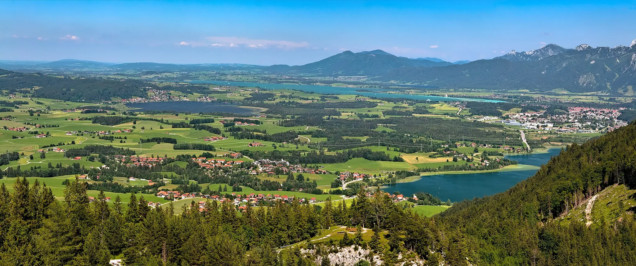 Photo showing: View from the Falkenstein castle near Pfronten on the town Füssen (far right) and on the foothills of the Alps with the lakes Weissensee (right, in foreground), Forggensee (in background) and Hopfensee (left in front), as well as on the surrounding protected landscape areas.