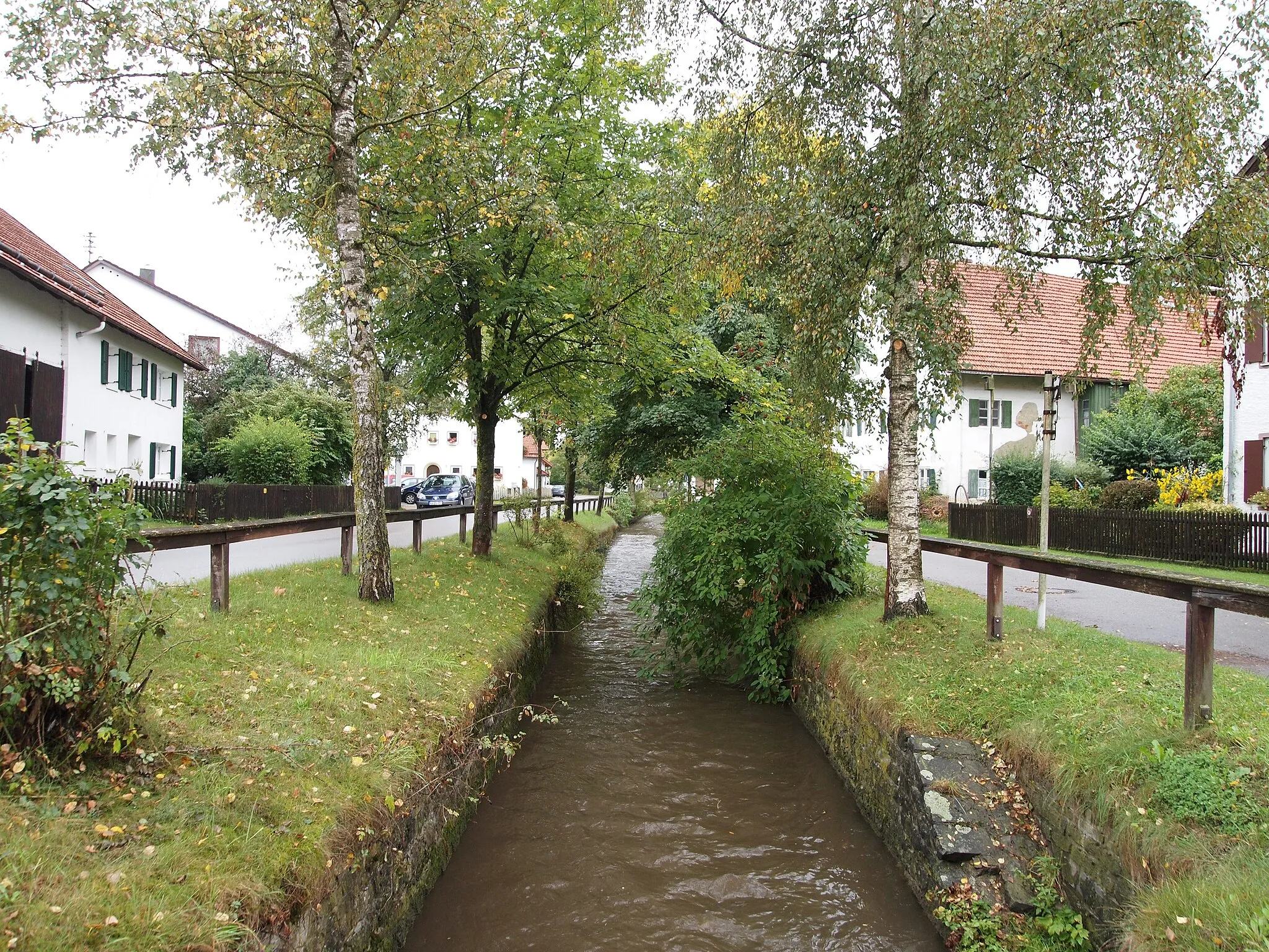 Photo showing: Unterdießen, Verbauter und begradigter Wiesbach im Dorfbereich "Am Wiesbach"