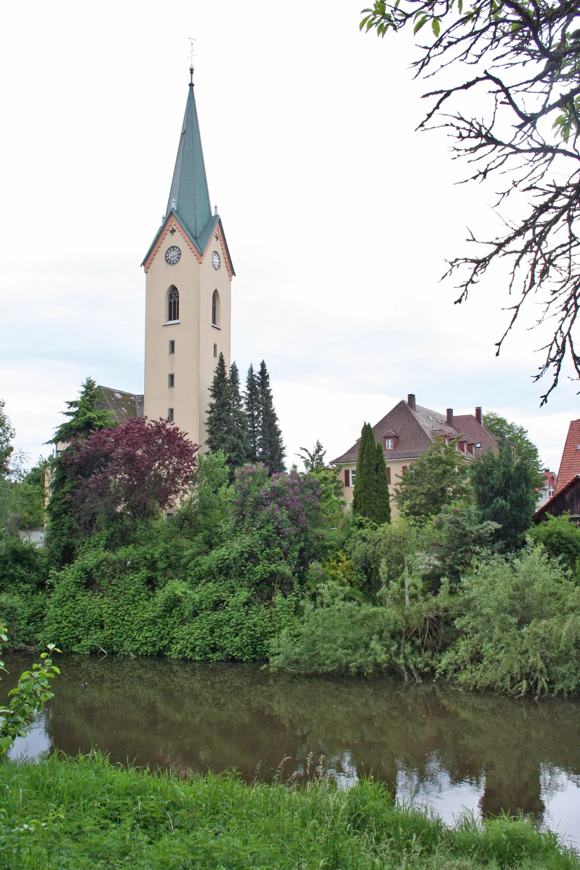 Photo showing: Katholischen Pfarrkirche "Unserer lieben Frau" (Turmhöhe: 66 Meter) in Eriskirch, mit dem Fluss Schussen.