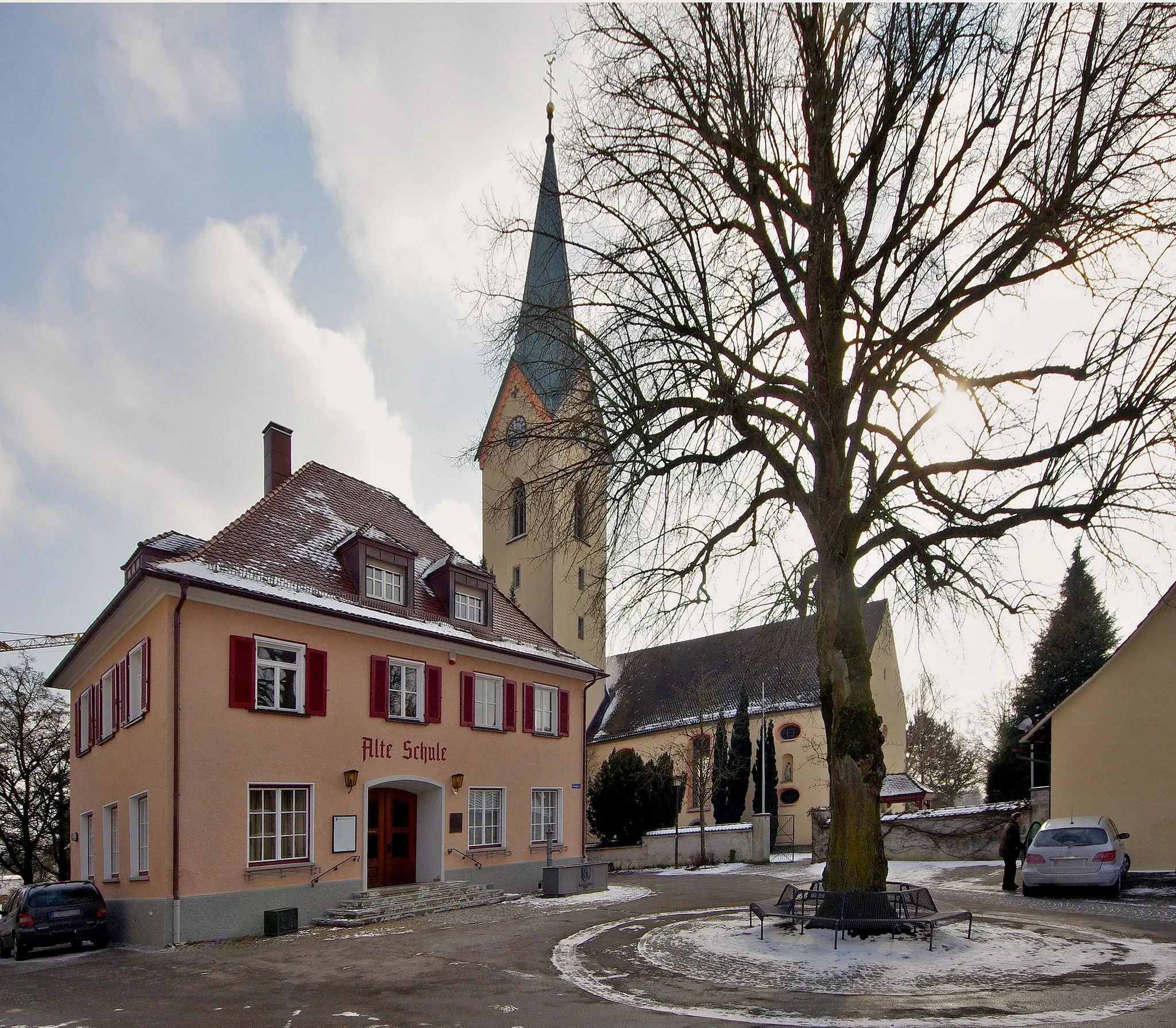 Photo showing: Eriskirch, Mariä Hilf, Außenansicht der Kirche mit der alten Schule