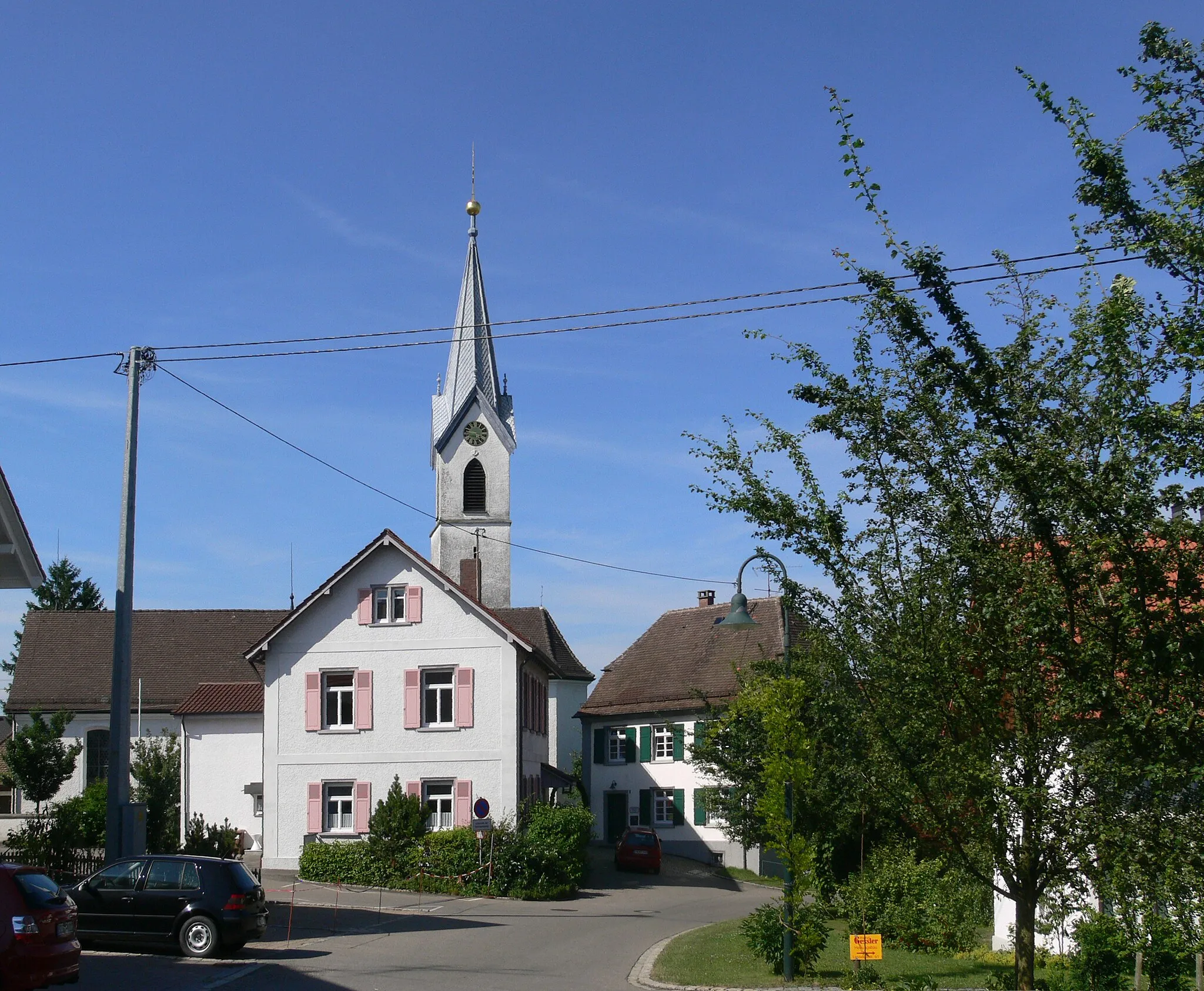 Photo showing: Ettenkirch, Stadt Friedrichshafen, Bodenseekreis
Landvogteistraße, Blick zur Pfarrkirche