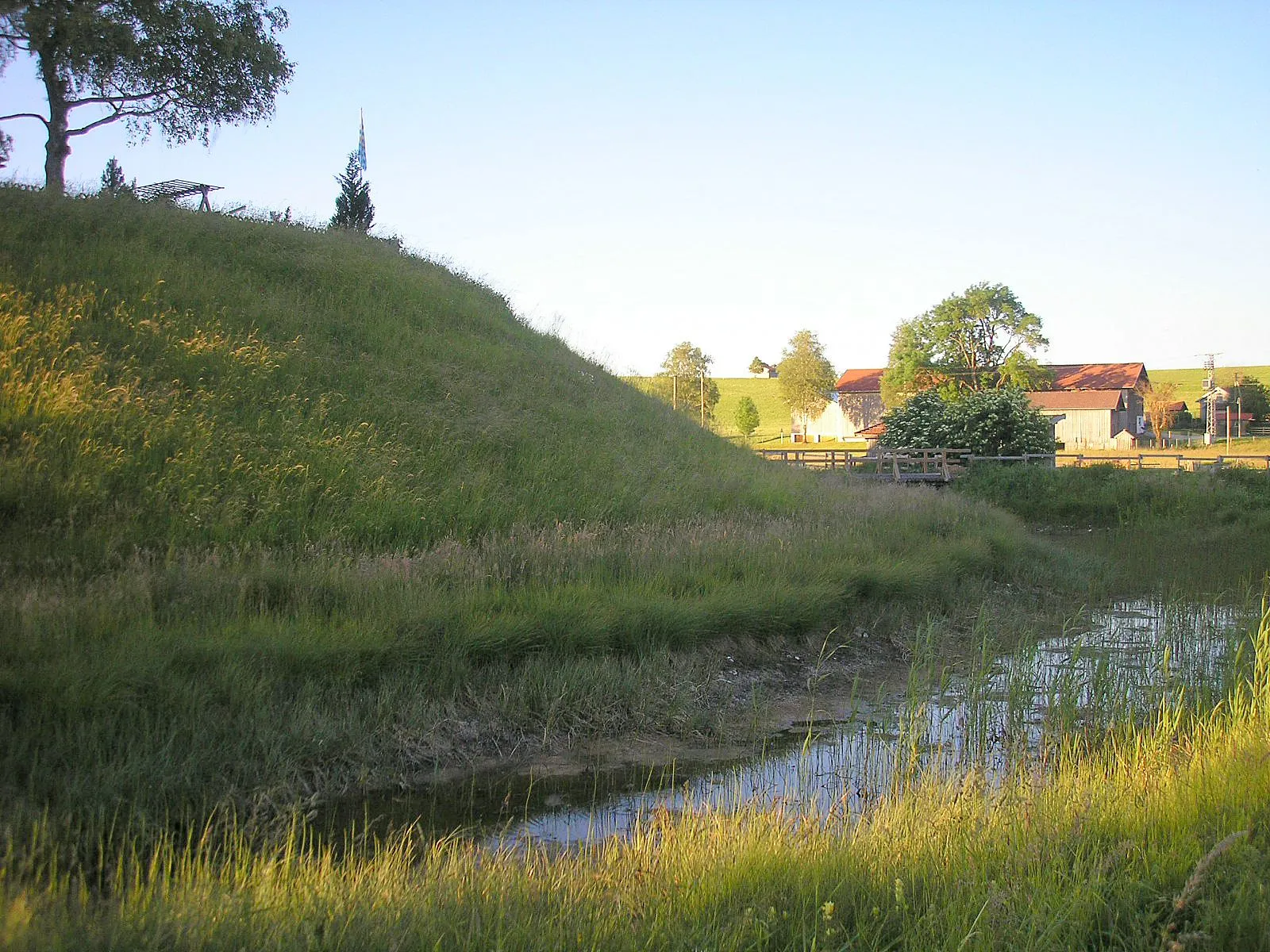 Photo showing: High Middle Ages motte-and-bailey castle at Burk (Seeg, Landkreis Ostallgäu, Bavaria, Germany). Looking into the moat of the central castle