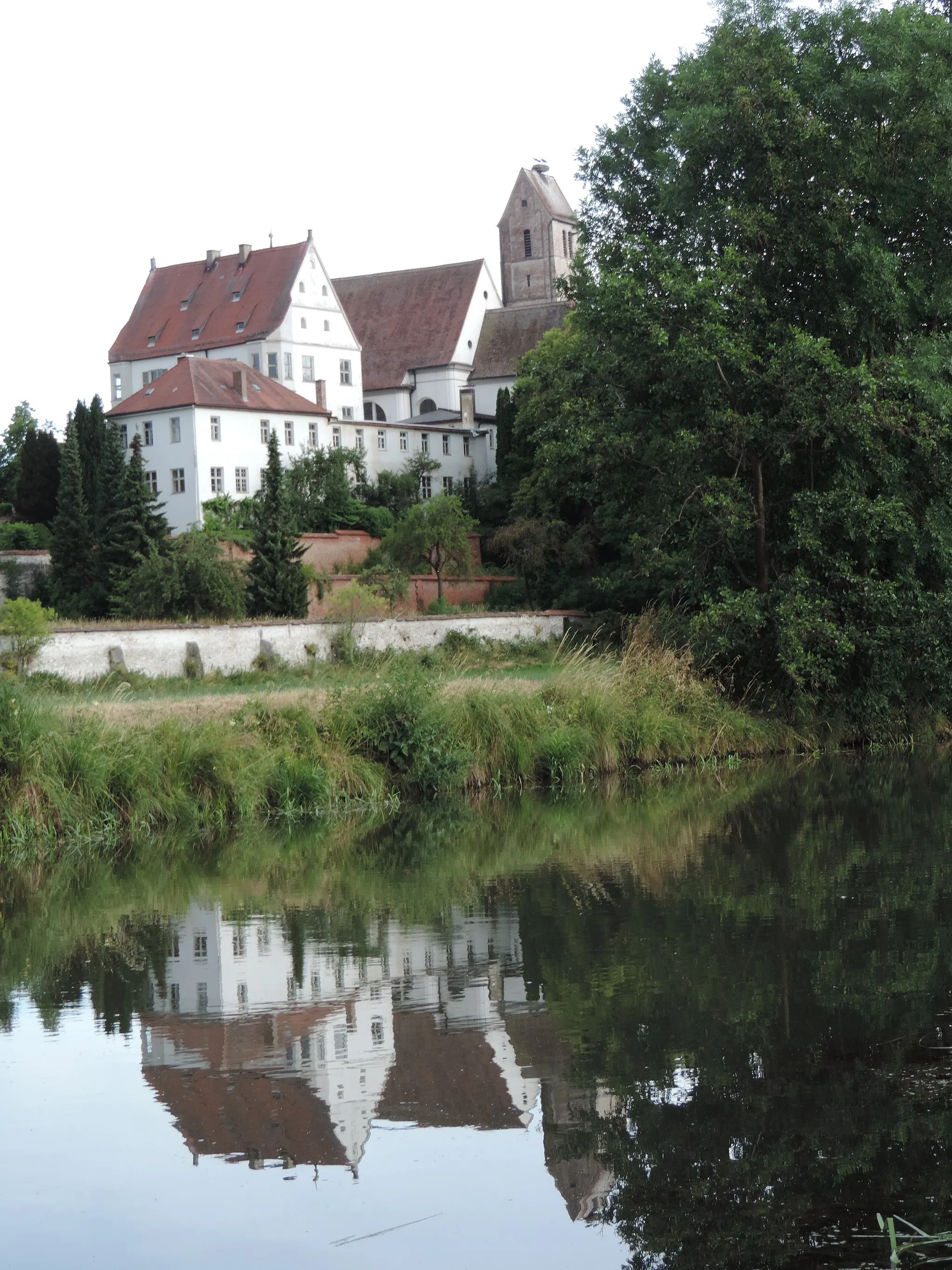 Photo showing: Schloss Gablingen spiegelt sich in der Schmutter