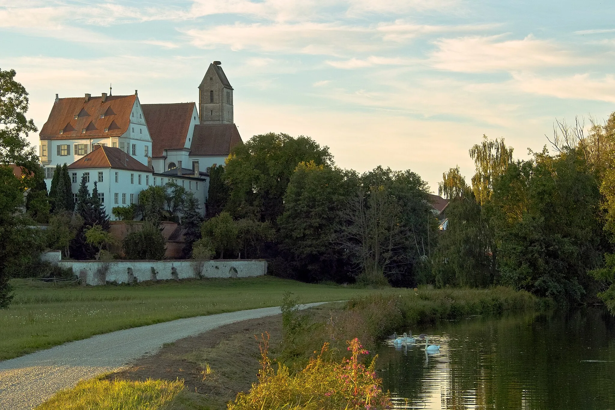 Photo showing: Pfarrkirche St.Martin mit Fuggerschloss an der Schmutter. Südostseite