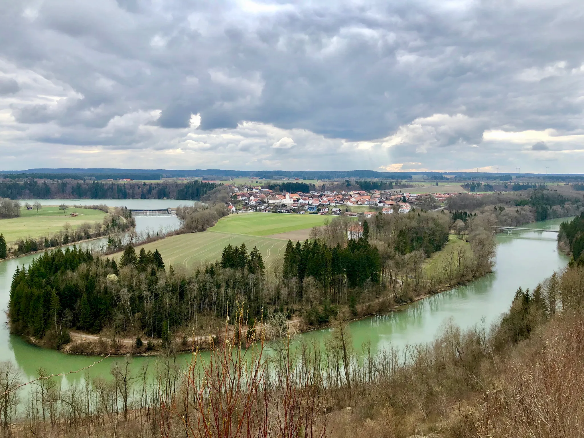 Photo showing: Blick auf den Ortsteil Epfach der Gemeinde Denklingen vom gegenüberliegenden Lechhochufer, Landkreis Landsberg am Lech, Bayern, Deutschland