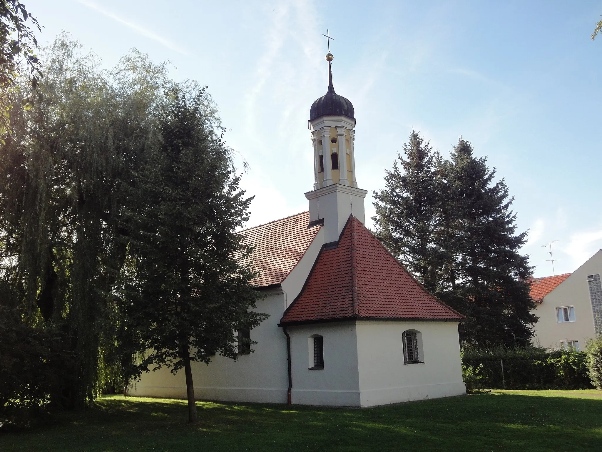 Photo showing: Kapelle St. Ägidius in Neusäß, Saalbau mit dreiseitigem Schluss und östlichem Turm mit Haube, im Kern 16. Jahrhundert, erneuert 1602, verlängert 1711; mit Ausstattung.