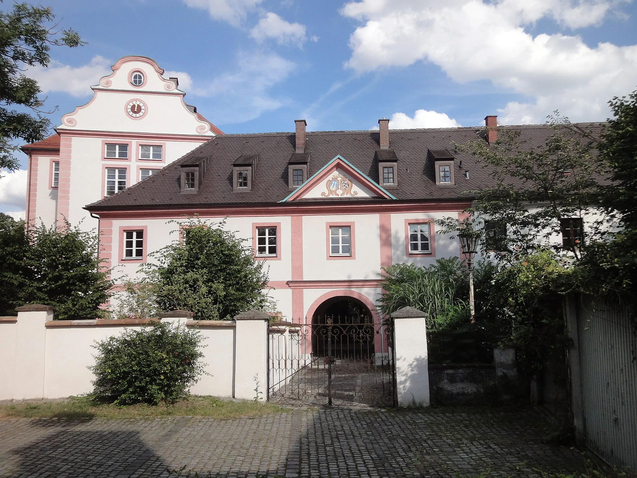 Photo showing: Langschloss in Neusäß-Hainhofen, langgestreckter Walmdachbau, zweieinhalbgeschossig, um 1760/80. Baudenkmal Bayern D-7-72-184-5