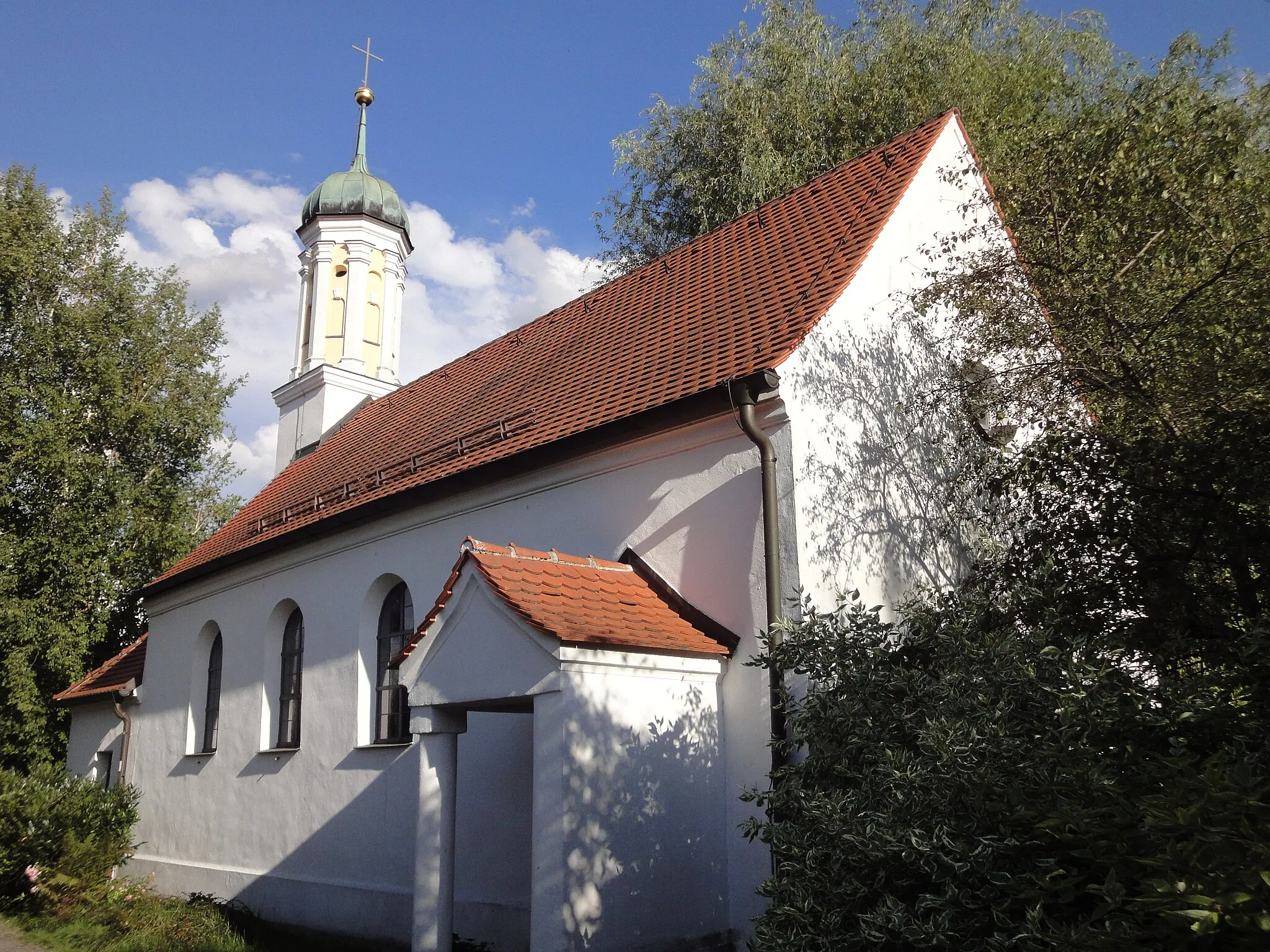 Photo showing: Kapelle St. Ägidius in Neusäß, Saalbau mit dreiseitigem Schluss und östlichem Turm mit Haube, im Kern 16. Jahrhundert, erneuert 1602, verlängert 1711; mit Ausstattung.