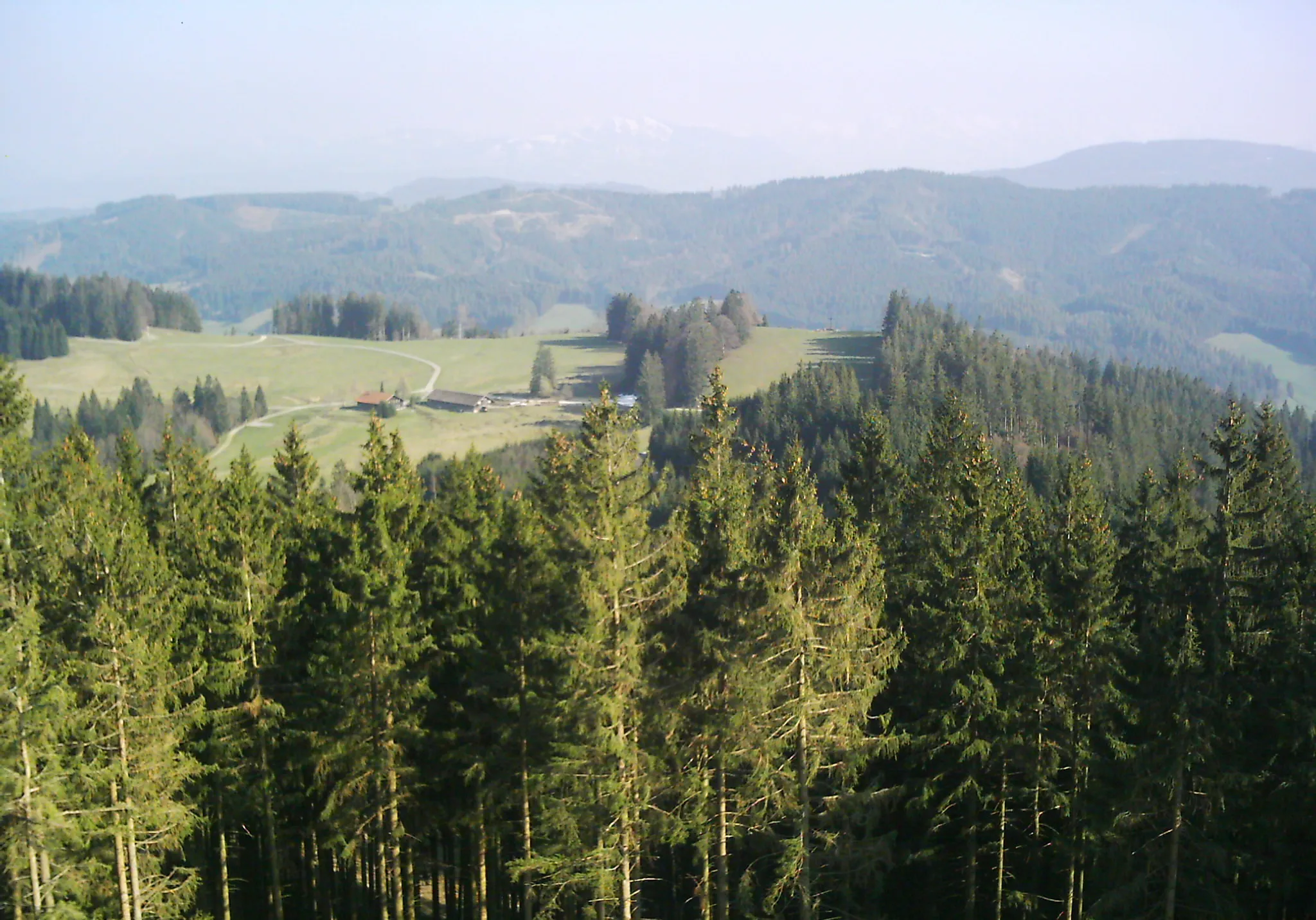 Photo showing: Raggenhorn vom Schwarzen Grat aus fotographiert. Gebäude Wengener Egg Alpe, rechts davon  das Raggenhorn mit Gipfelkreuz