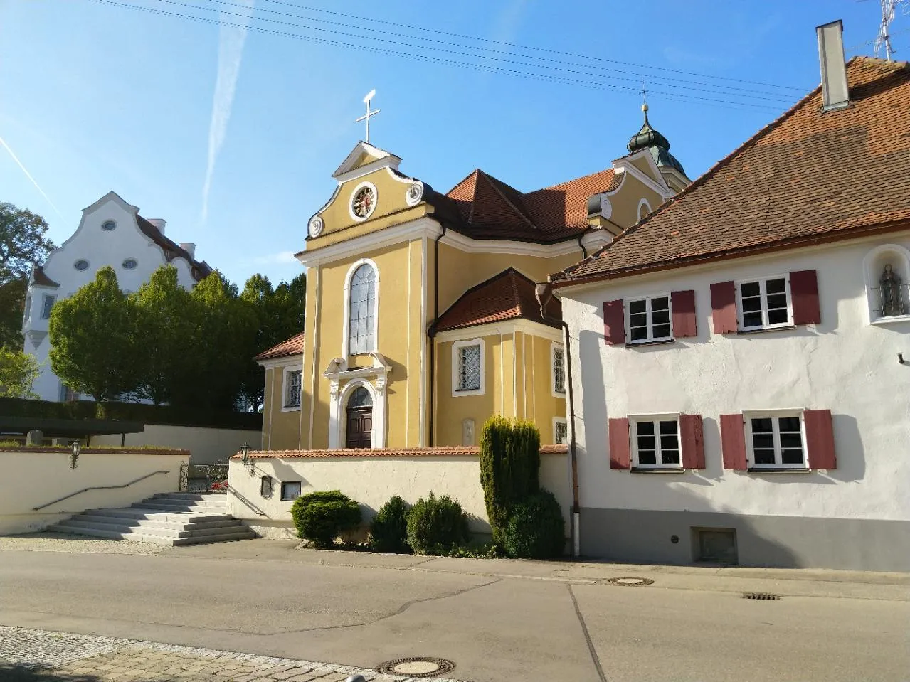 Photo showing: Ein wahrhaft eindrucksvolles Ensemble in Stetten ob Lontal: Gasthof Adler, 18. Jh., Katholische Pfarrkirche Mariä Himmelfahrt, 1729-33, Maldeghemsches Schloss, 1583, 1646, 1712 (v.r.n.l.)