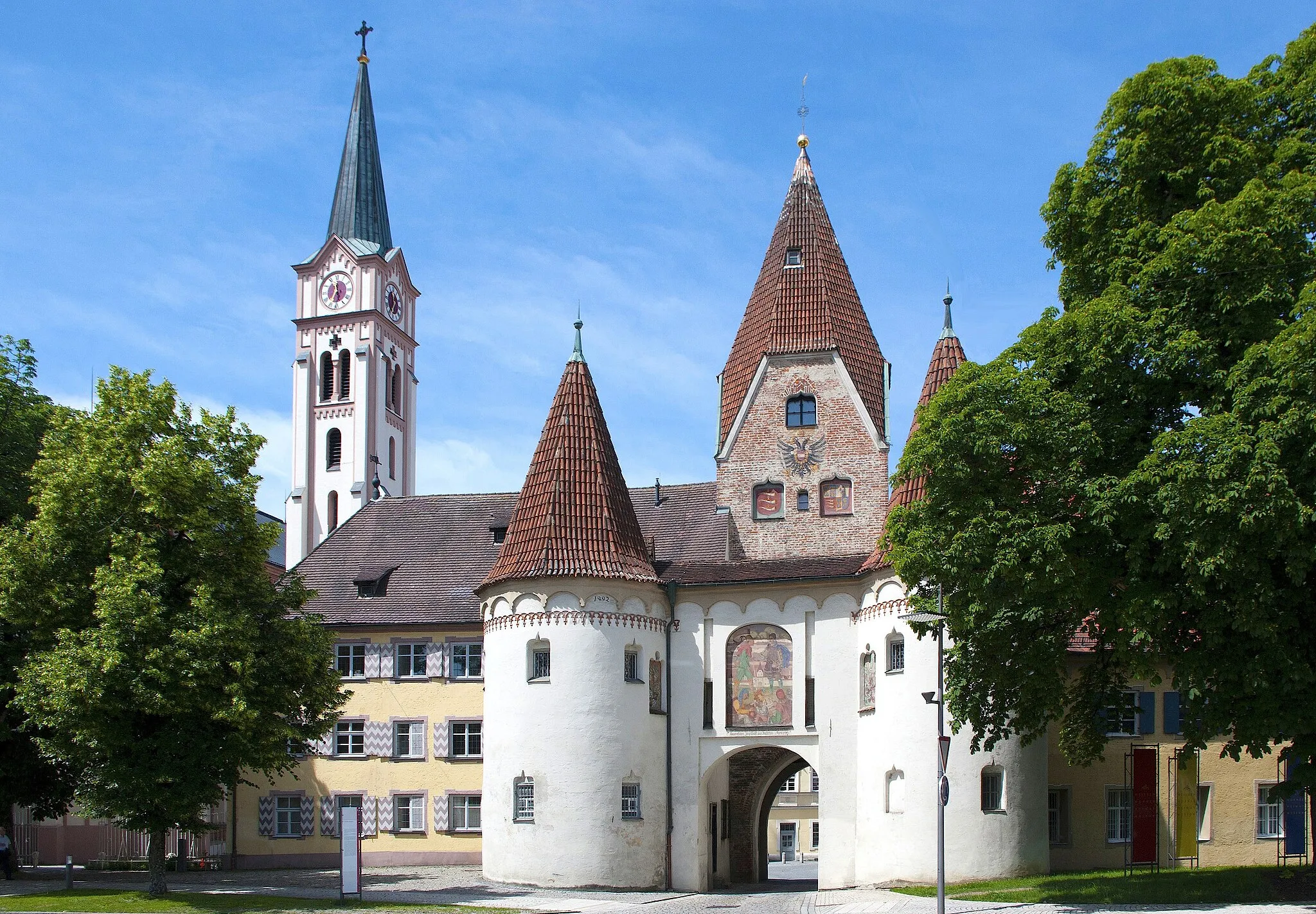 Photo showing: Oberes Tor (1470/89), ehem. Rathaus (1576/1761) und Stadtpfarrkirche Mariä Himmelfahrt (1864–72)