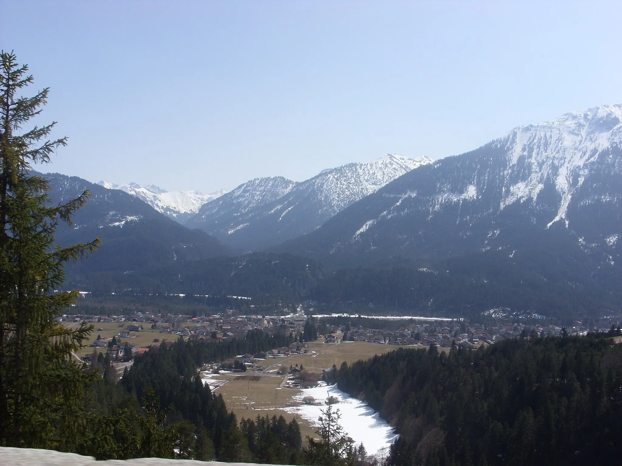 Photo showing: View on Weißenbach am Lech (Tyrol, Austria), seen from the Landesstraße B 199