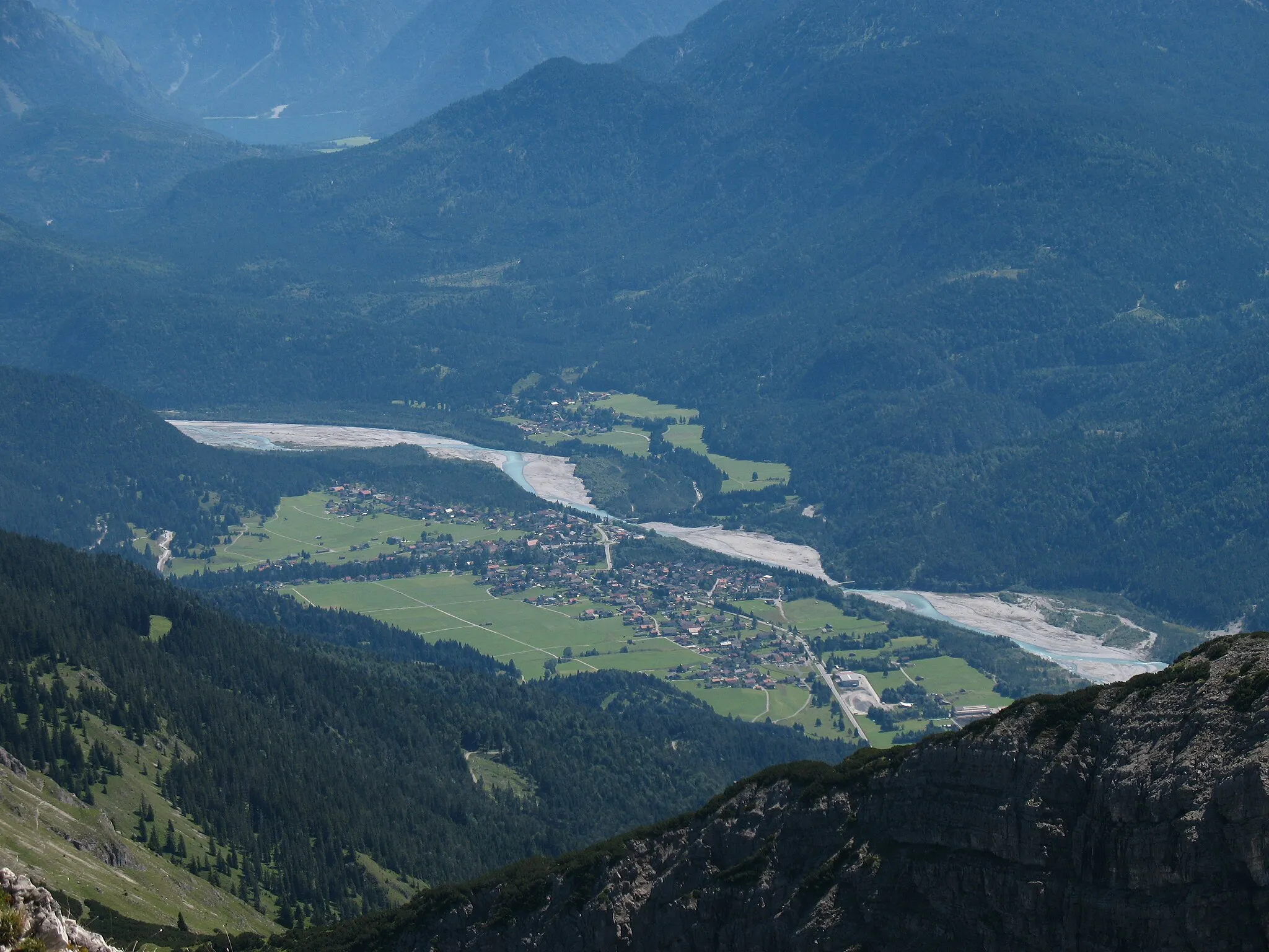 Photo showing: Blick von der Leilachspitze auf Weißenbach am Lech.