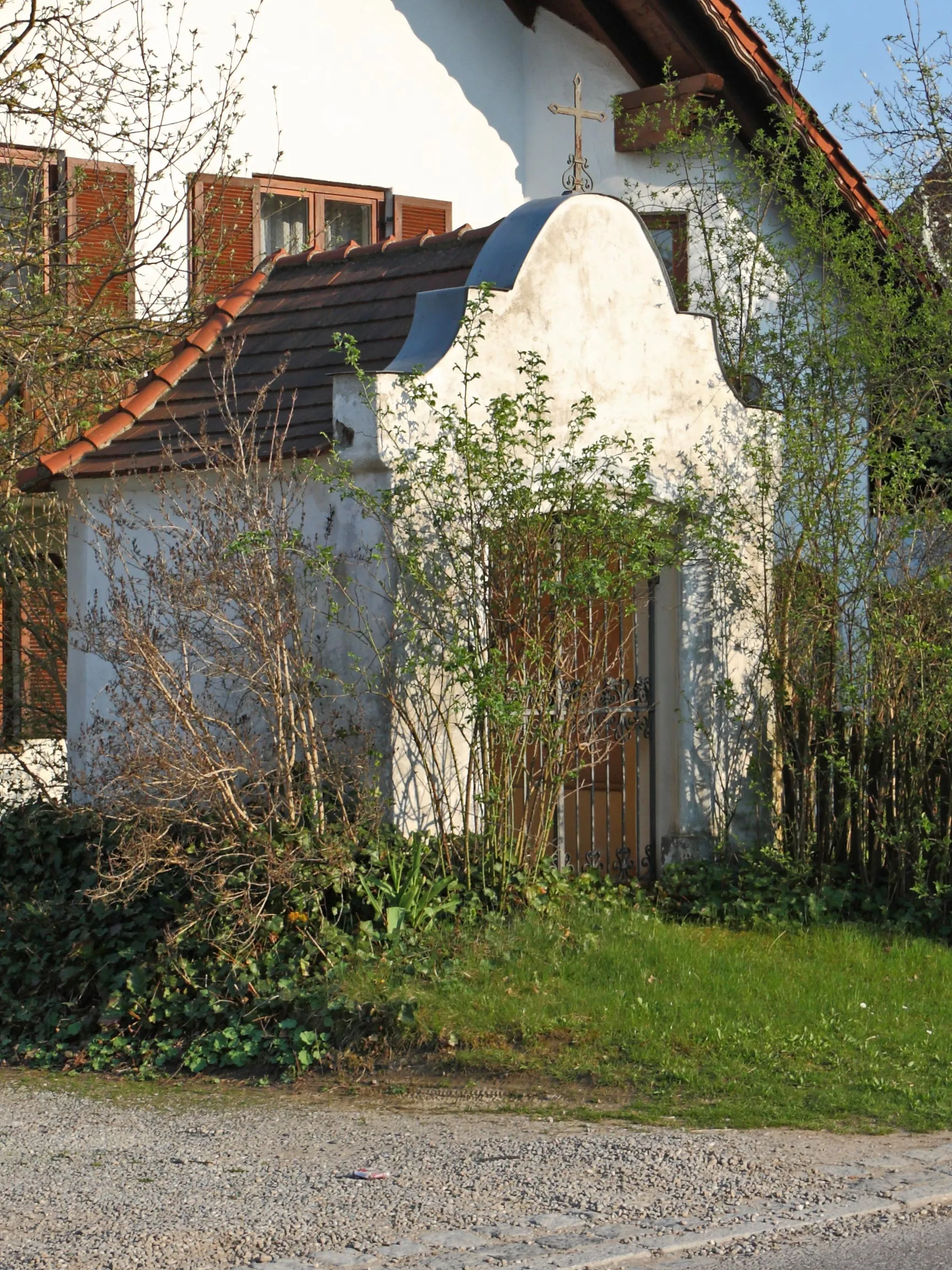Photo showing: Wegkapelle St. Leonhard, 18. Jh., in Langeneufnach, Hauptstraße, bei Nr. 9