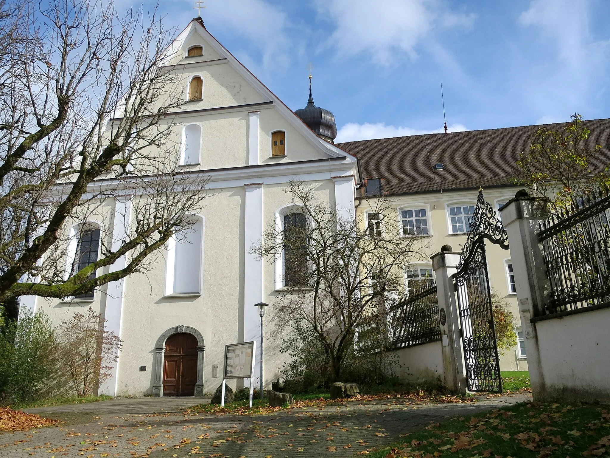 Photo showing: Fassade von St. Georg und Jakobus
