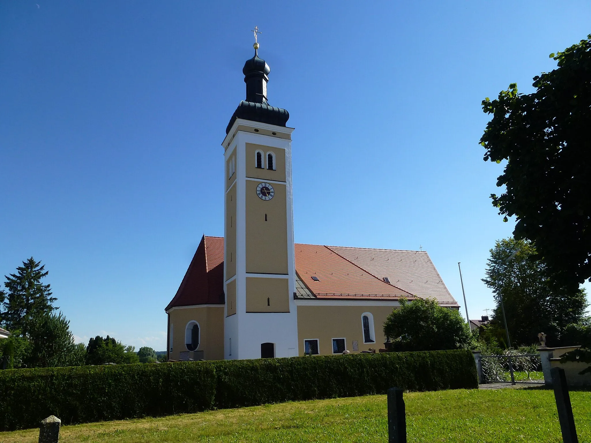 Photo showing: Egenhofen, Brucker Str. 1a: Katholische Pfarrkirche St. Leodegar, Ansicht von N