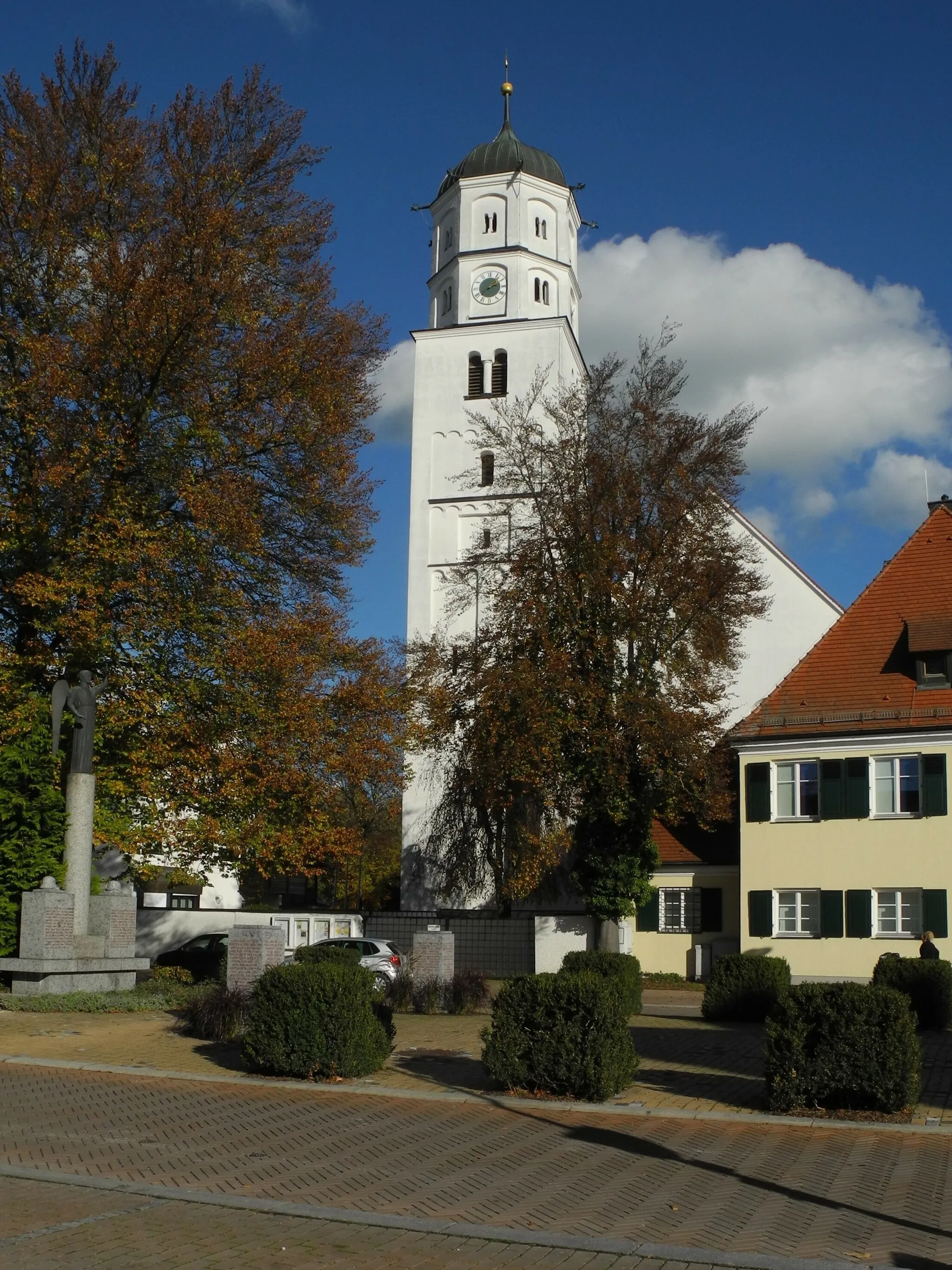 Photo showing: Illertissen - Kirchturm Sankt Martin, 1590 mit Pfarrhaus