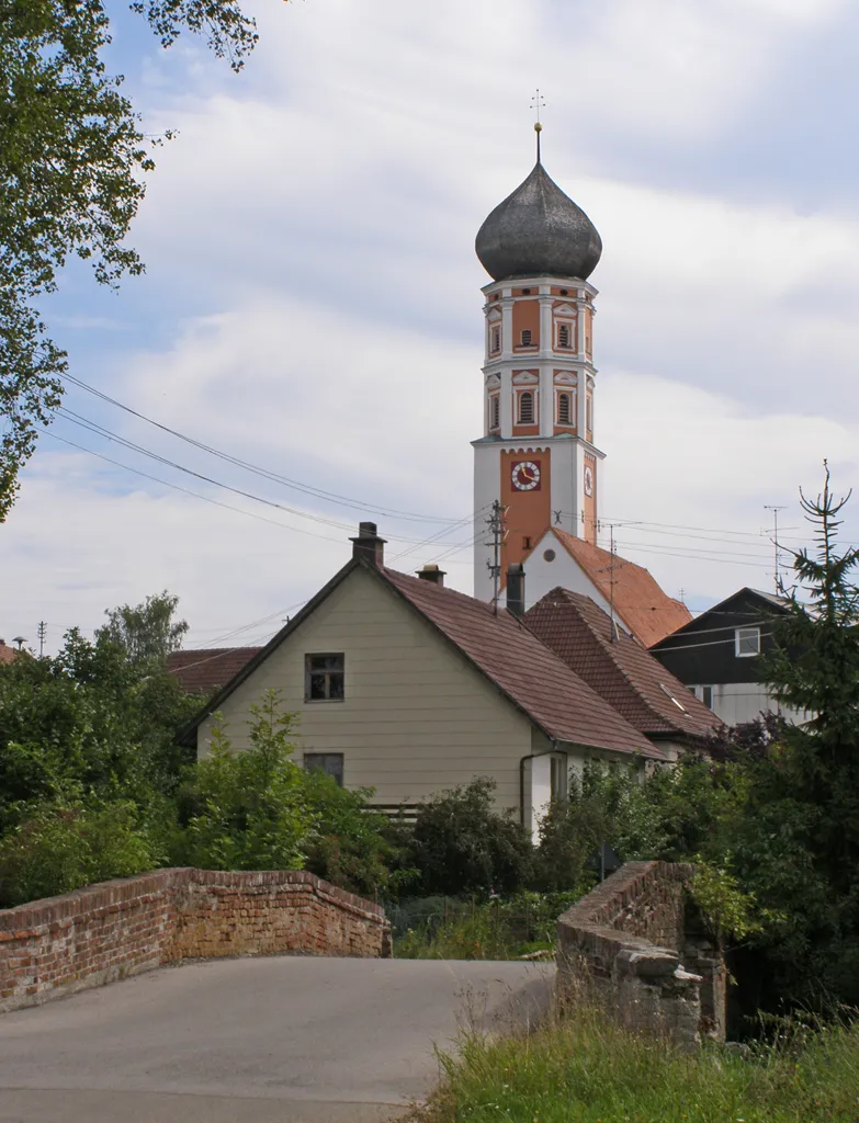 Photo showing: Kammlach (Unterallgäu) - Oberkammlach Kirche "Maria Himmelfahrt" mit Reichsbrücke