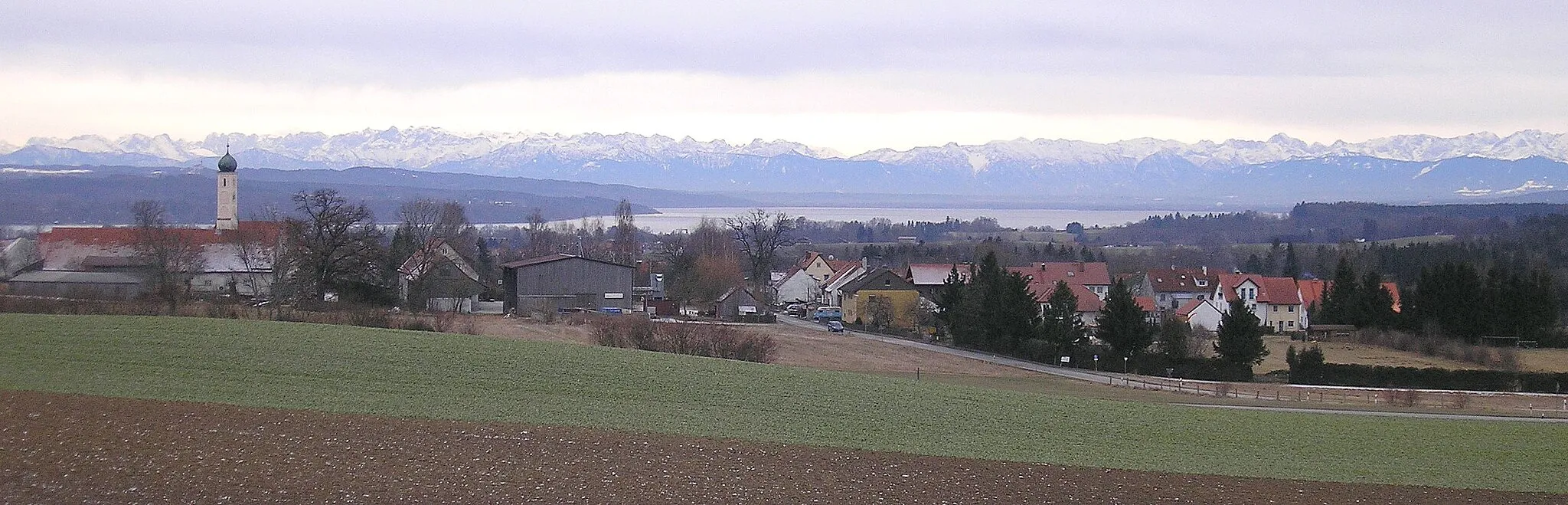 Photo showing: Zankenhausen (Municipality Türkenfeld, Landkreis Fürstenfeldbruck, Upper Bavaria, Germany). Looking south to the Ammersee and the Alps