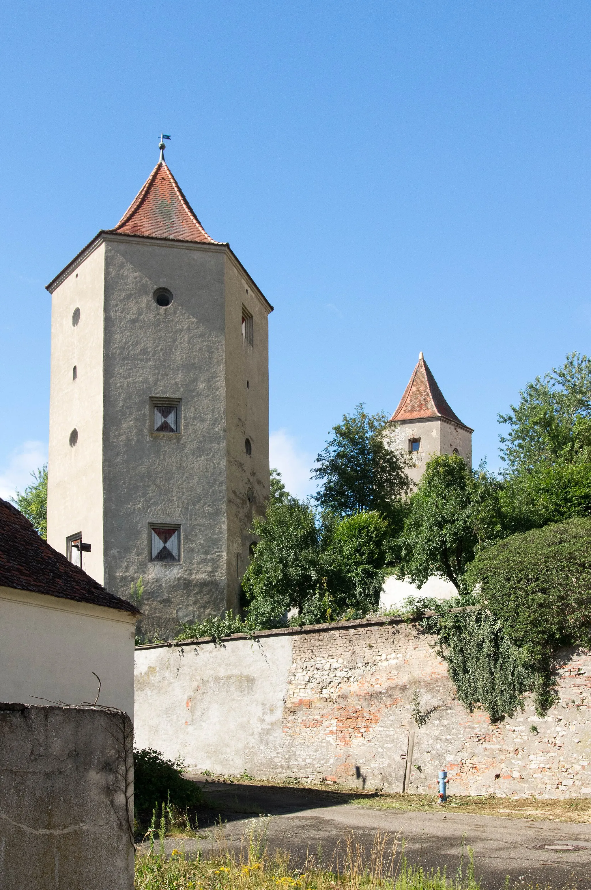 Photo showing: Südwestturm mit Teil der Schlossmauer; ebenfalls unter Denkmalschutz, im Hintergrund Hungerturm