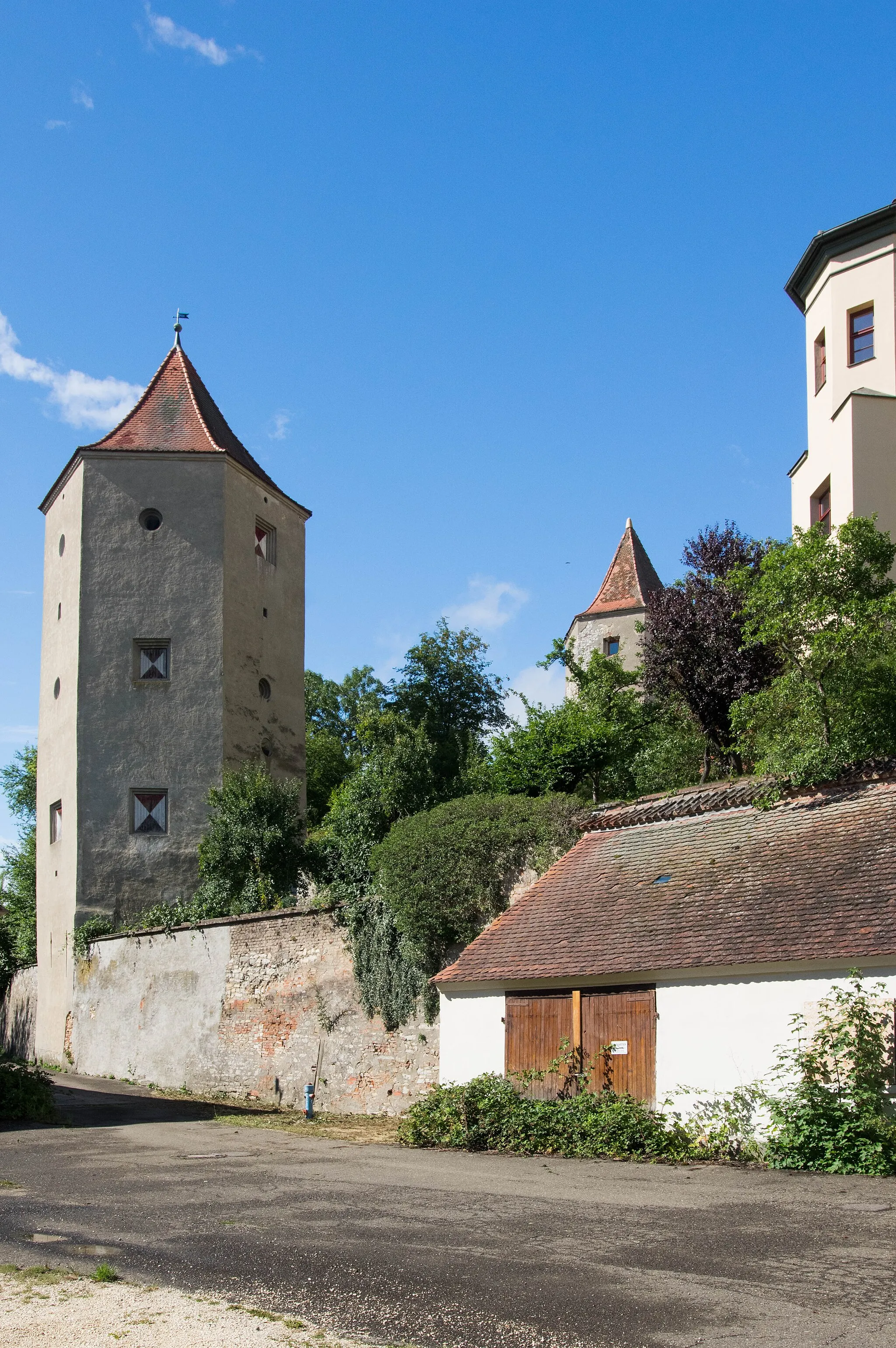 Photo showing: Südwestturm mit Teil der Schlossmauer; ebenfalls unter Denkmalschutz, im Hintergrund Hungerturm