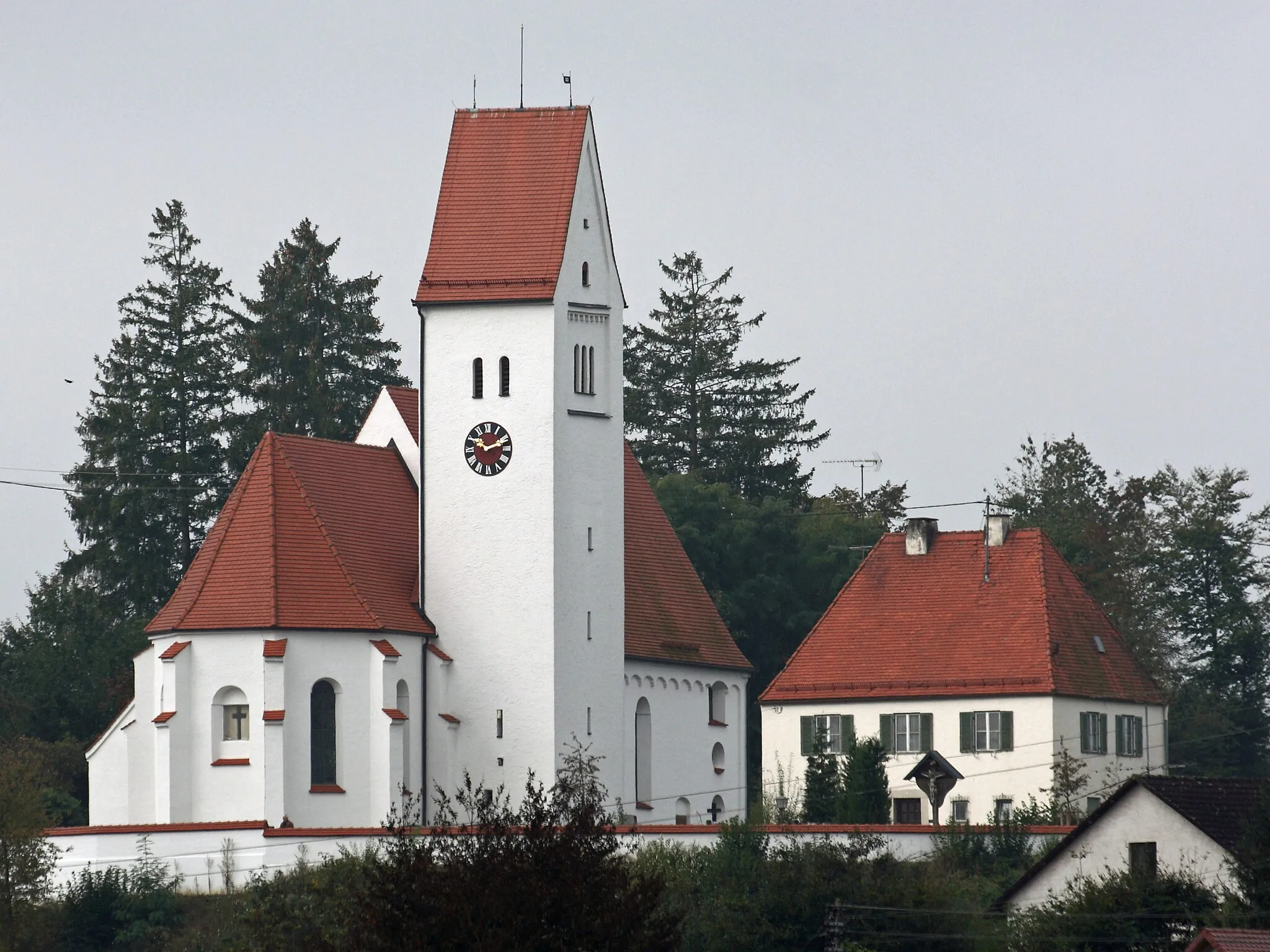 Photo showing: Kath. Pfarrkirche St. Martin in Ebershausen; Kirche und Pfarrhaus von Nordosten gesehen