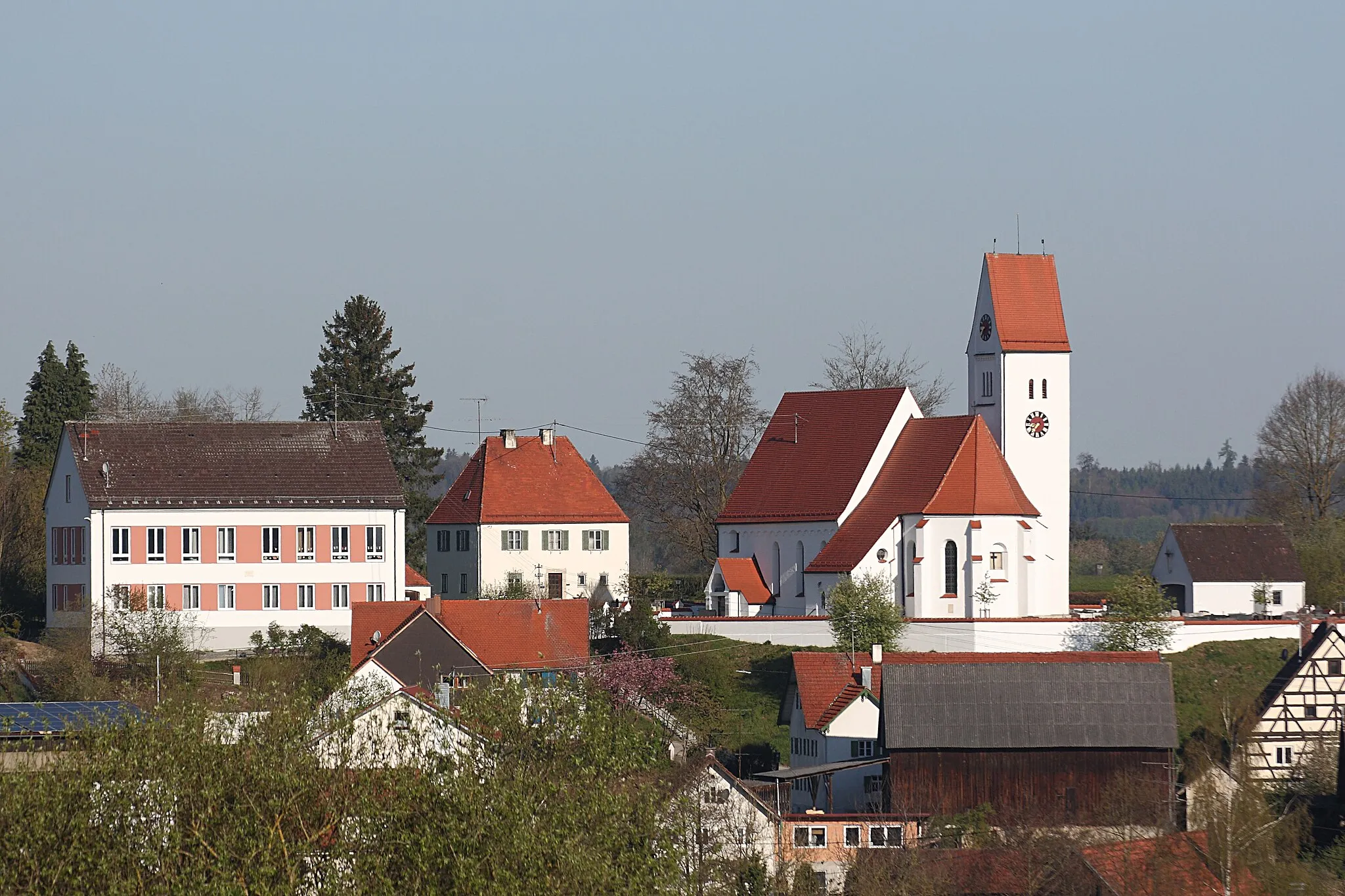 Photo showing: Kath. Pfarrkirche St. Martin in Ebershausen; Kirche, Pfarrhaus und ehem. Schule, jetzt Kindergarten, von Osten gesehen