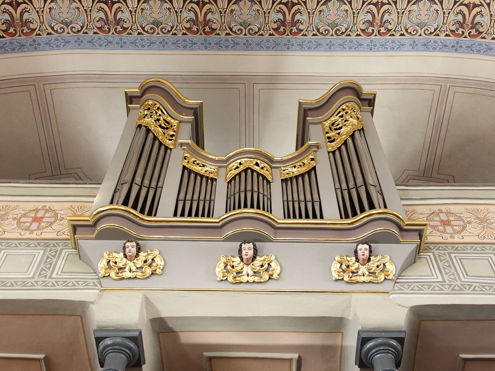 Photo showing: Kath. Pfarrkirche St. Peter und Paul in Münsterhausen; Orgelprospekt, Mitte 18. Jh., Engelsköpfe am Sockel aus spätem 17. Jh.