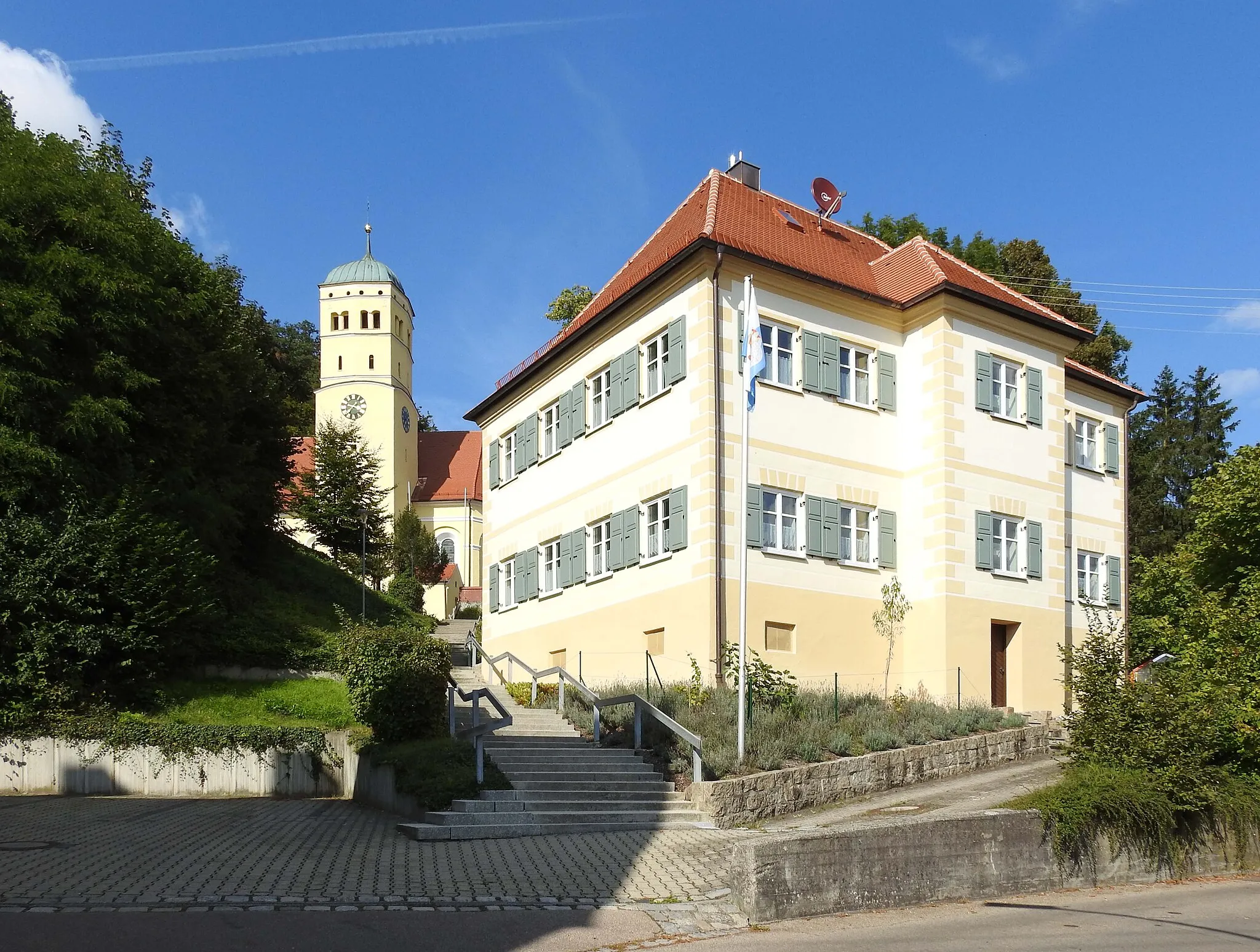 Photo showing: Pfarrhaus und Pfarrkirche Mariä Himmelfahrt in Neuburg an der Kammel
