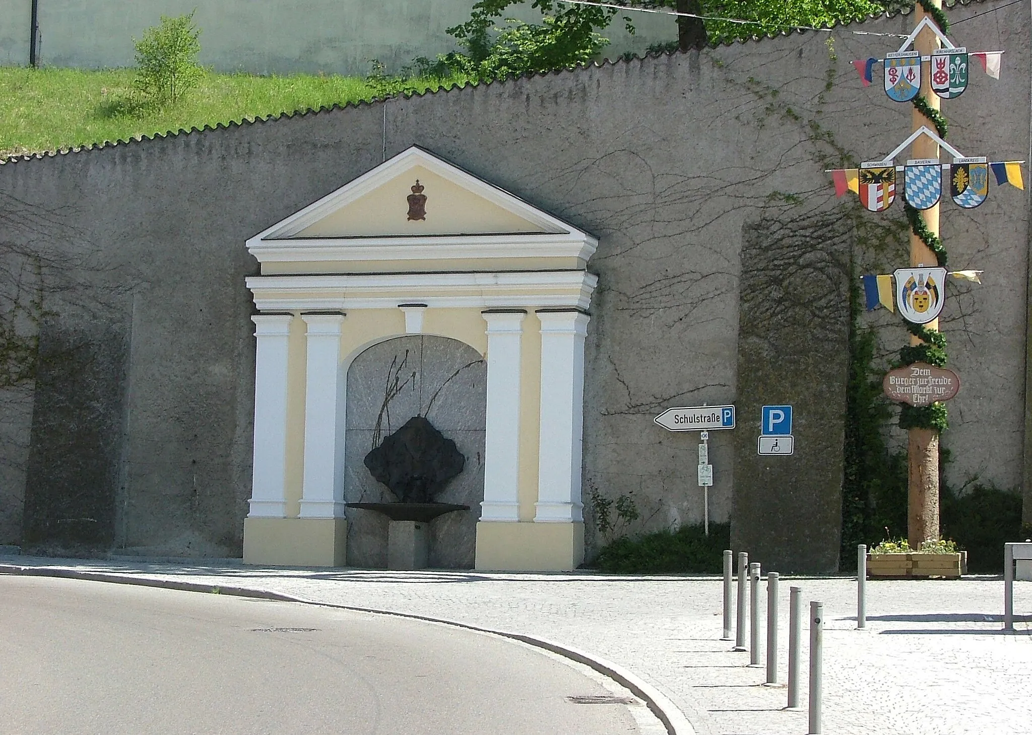 Photo showing: Brunnen im Tempelrelief am Marktplatz