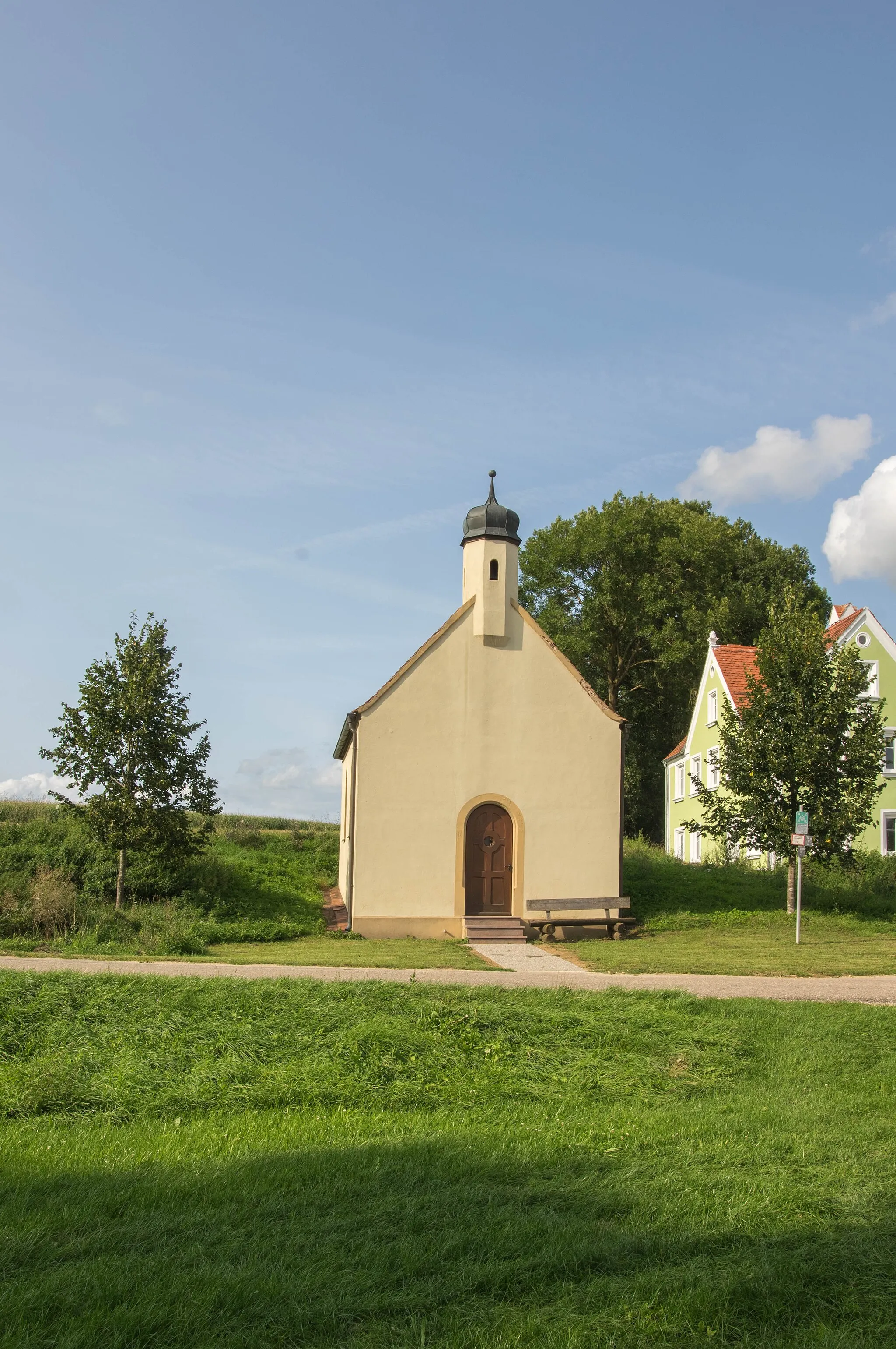 Photo showing: errichtet 1890 von Therese Strauß, der damaligen Besitzerin des angrenzenden Gehöfts. 1996 renoviert durch den jetzigen Besitzer Th. Huggenberger, 2001 übereignet an die Katholische Pfarrei St. Andreas in Hainsfarth.