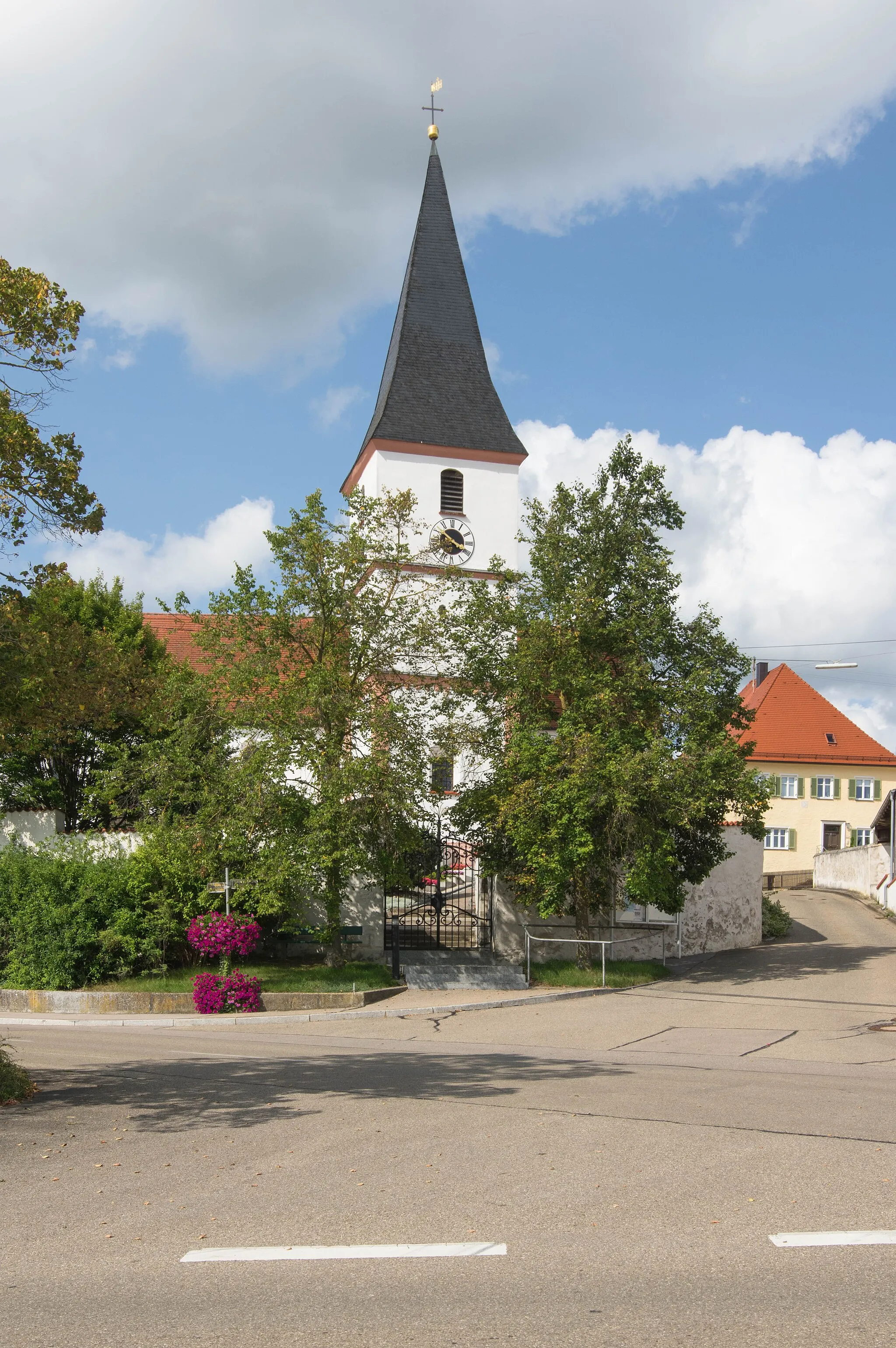 Photo showing: von Süden, rechts im Hintergrund das ebenfalls als Baudenkmal gelistete Katholische Pfarrhaus (D-7-79-154-6)