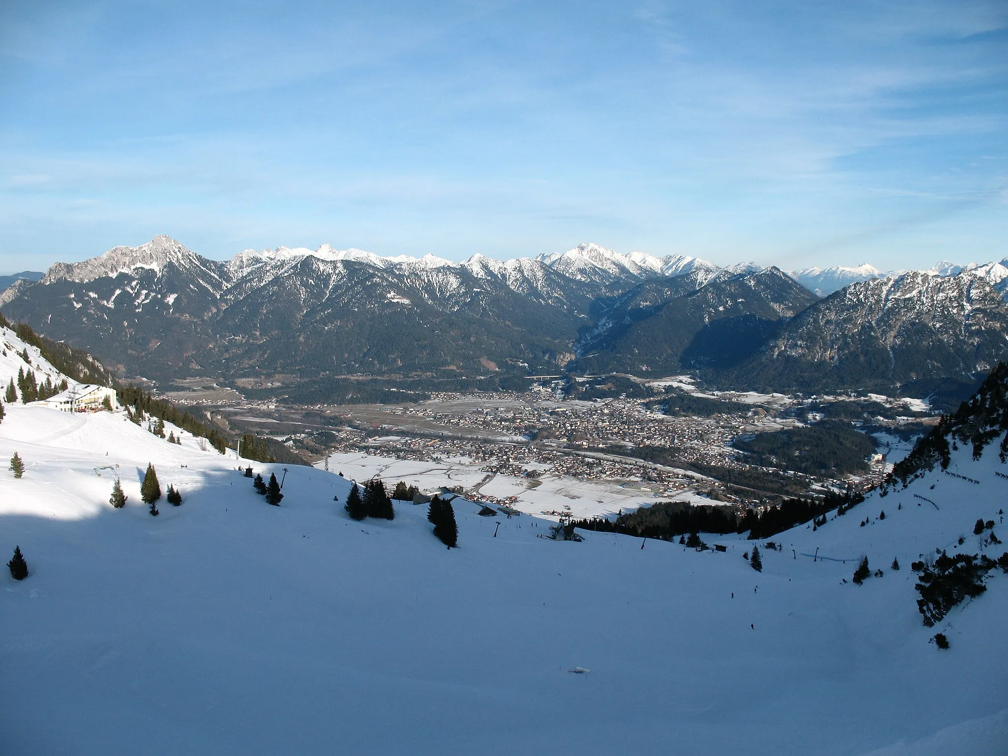 Photo showing: Reutte (853 m) vor den Ammergauer Alpen - links der Säuling, gesehen vom Skigebiet Hahnenkamm Höfen (Tannheimer Berge).