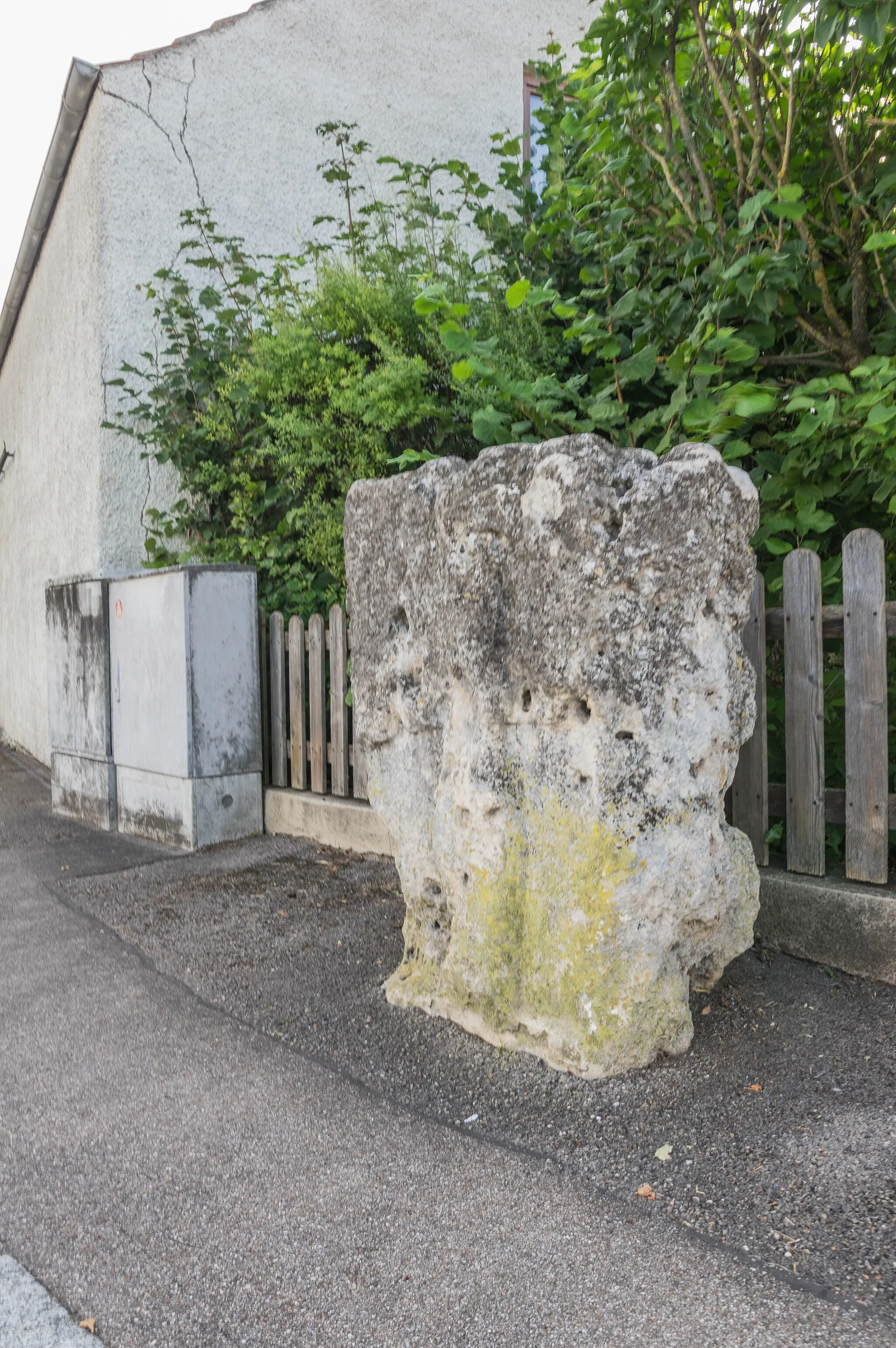 Photo showing: Das Steinkreuz ist stark abgewittert und nur noch als Fragment erhalten. Zur Verdeutlichung siehe gleiches Foto mit Hervorhebung des ursprünglichen unteren Kreuzarmes. Baudenkmal