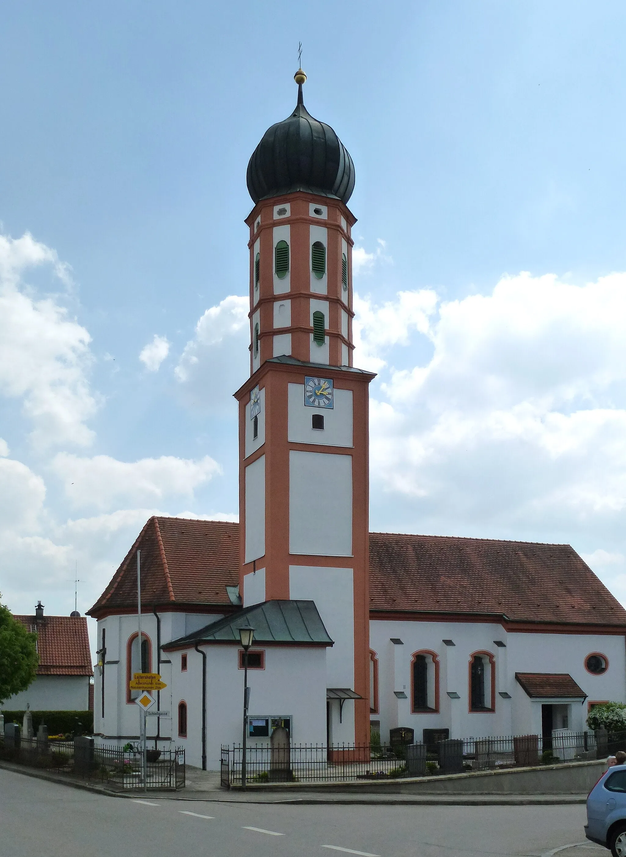 Photo showing: Hattenhofen Nähe Schloßgasse: Katholische Kuratiekirche St. Johann Baptist. Ansicht von N