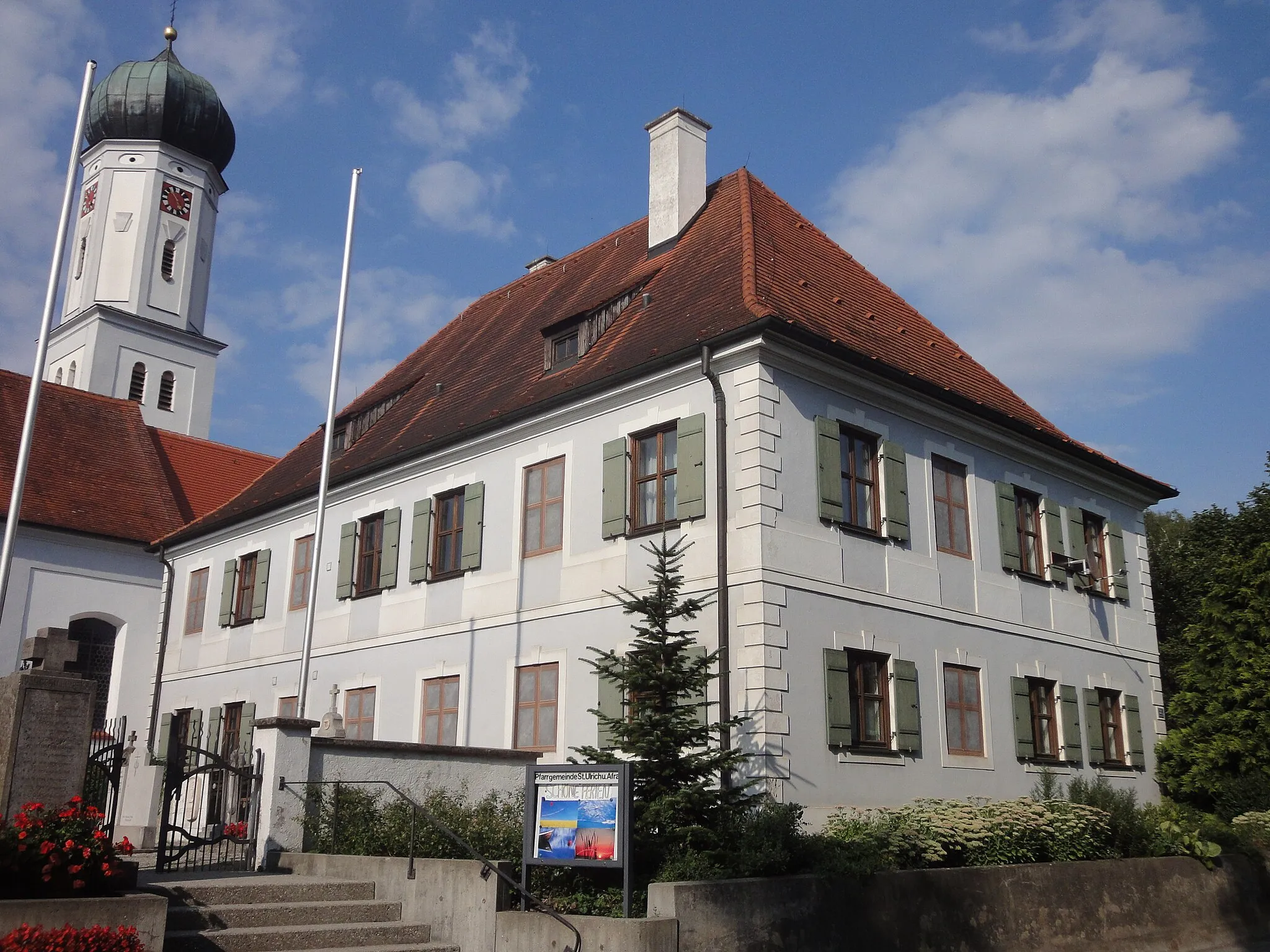 Photo showing: zweigeschossiger Walmdachbau mit Putzdekor, 1756/58, Todtenweis, vor Pfarrkirche