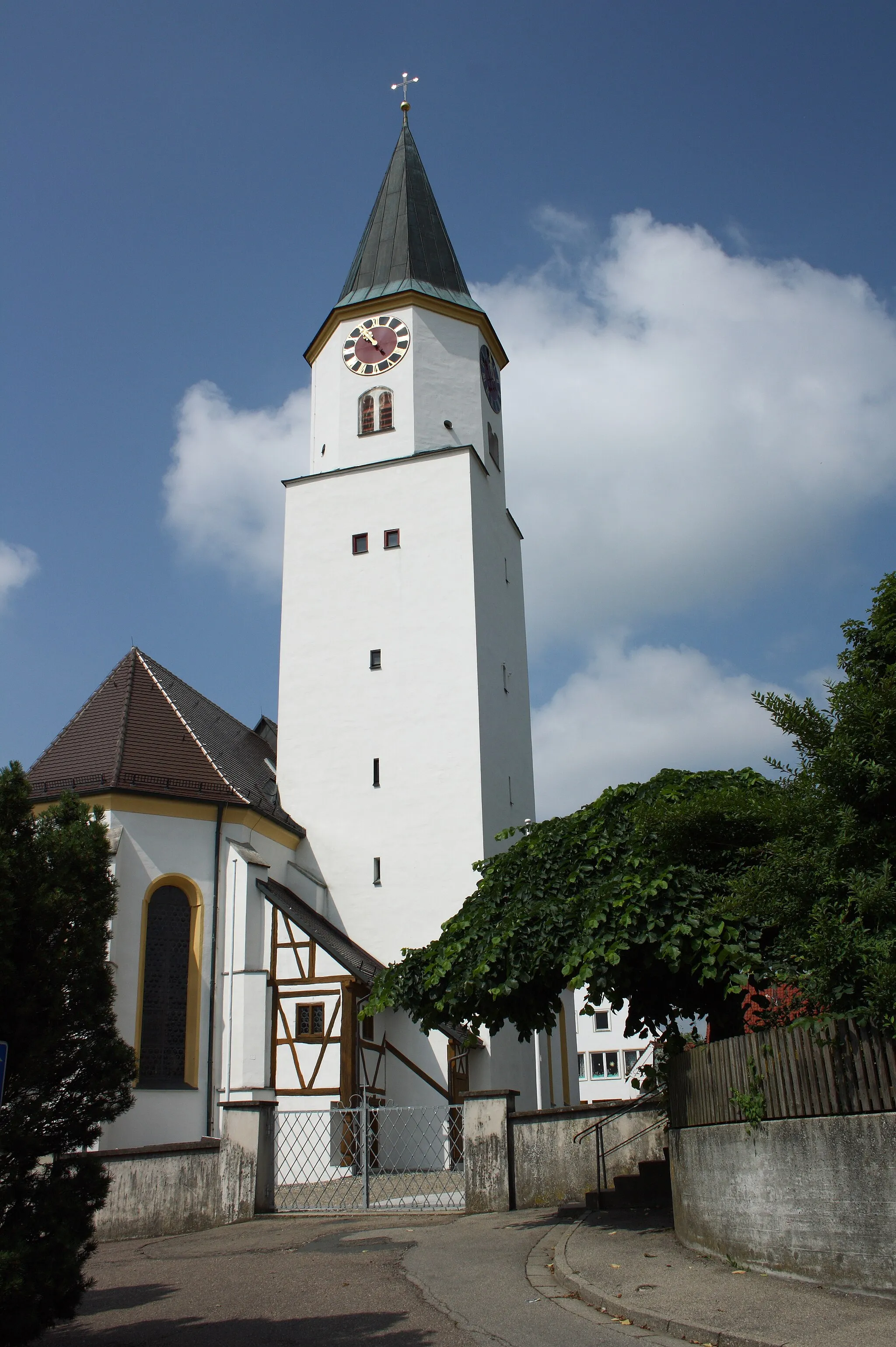Photo showing: Katholische Pfarrkirche St. Ulrich in Rettenbach im Landkreis Günzburg (Bayern), im Kern 14./16. Jahrhundert, Turmoktogon mit Spitzhelm